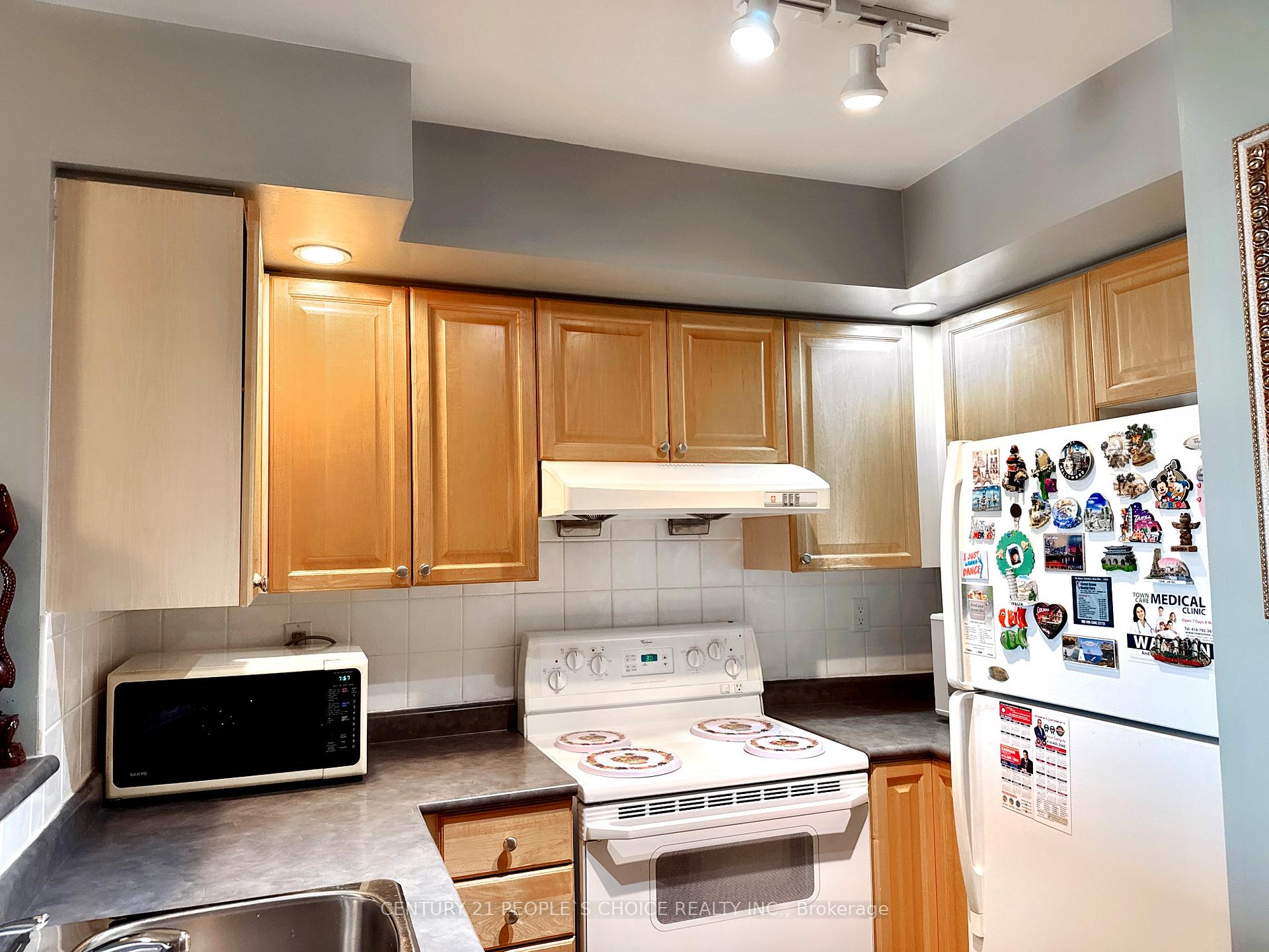 3 Bedrooms Co-op at 123 Omni, Toronto For sale