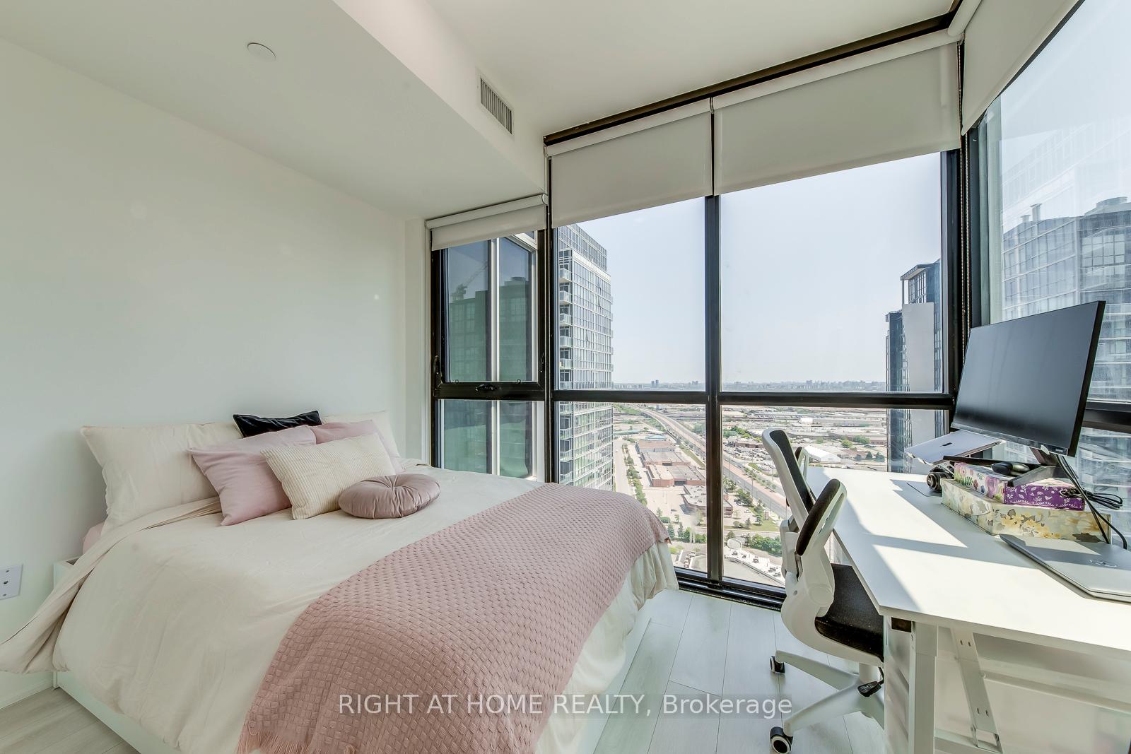 2 Bedrooms Condo at 2916 Highway 7, Vaughan For sale