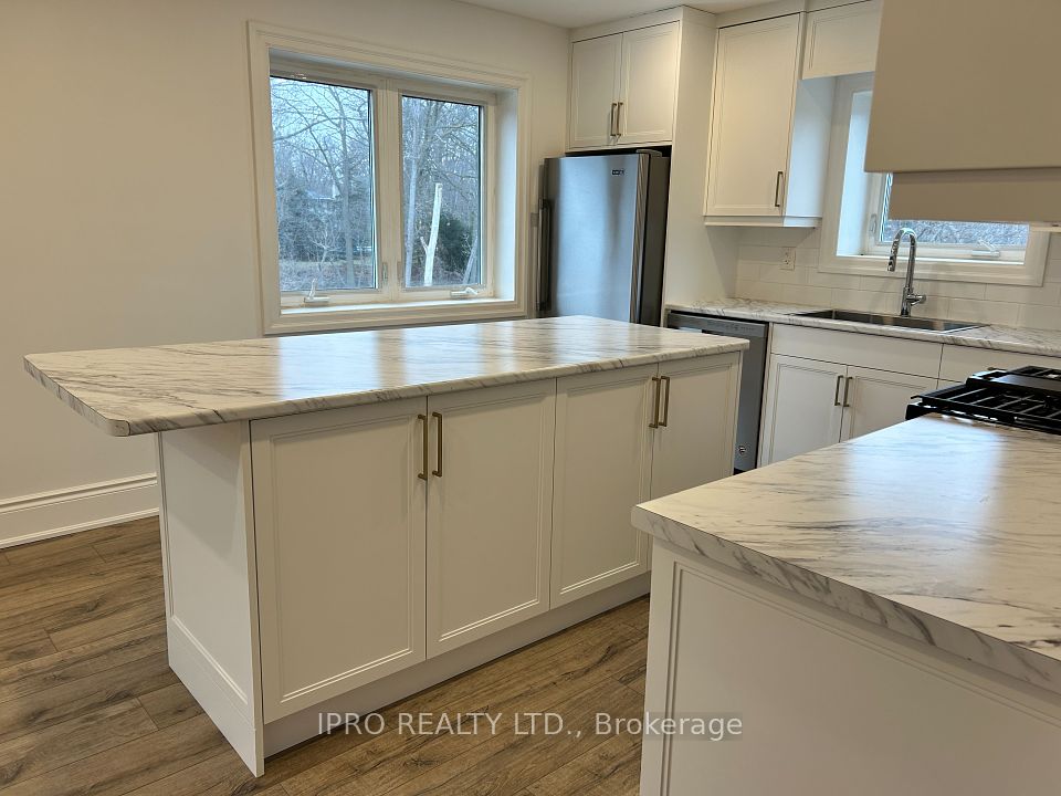 1661 Lakeshore