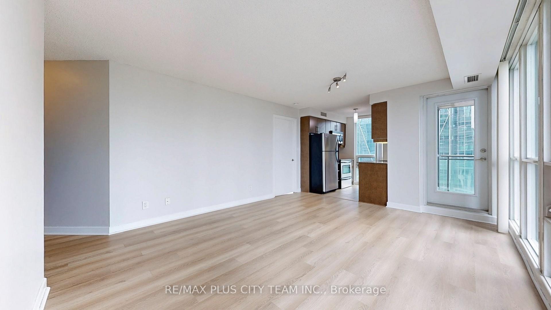 2 Bedrooms Condo at 18 Harbour, Toronto For sale