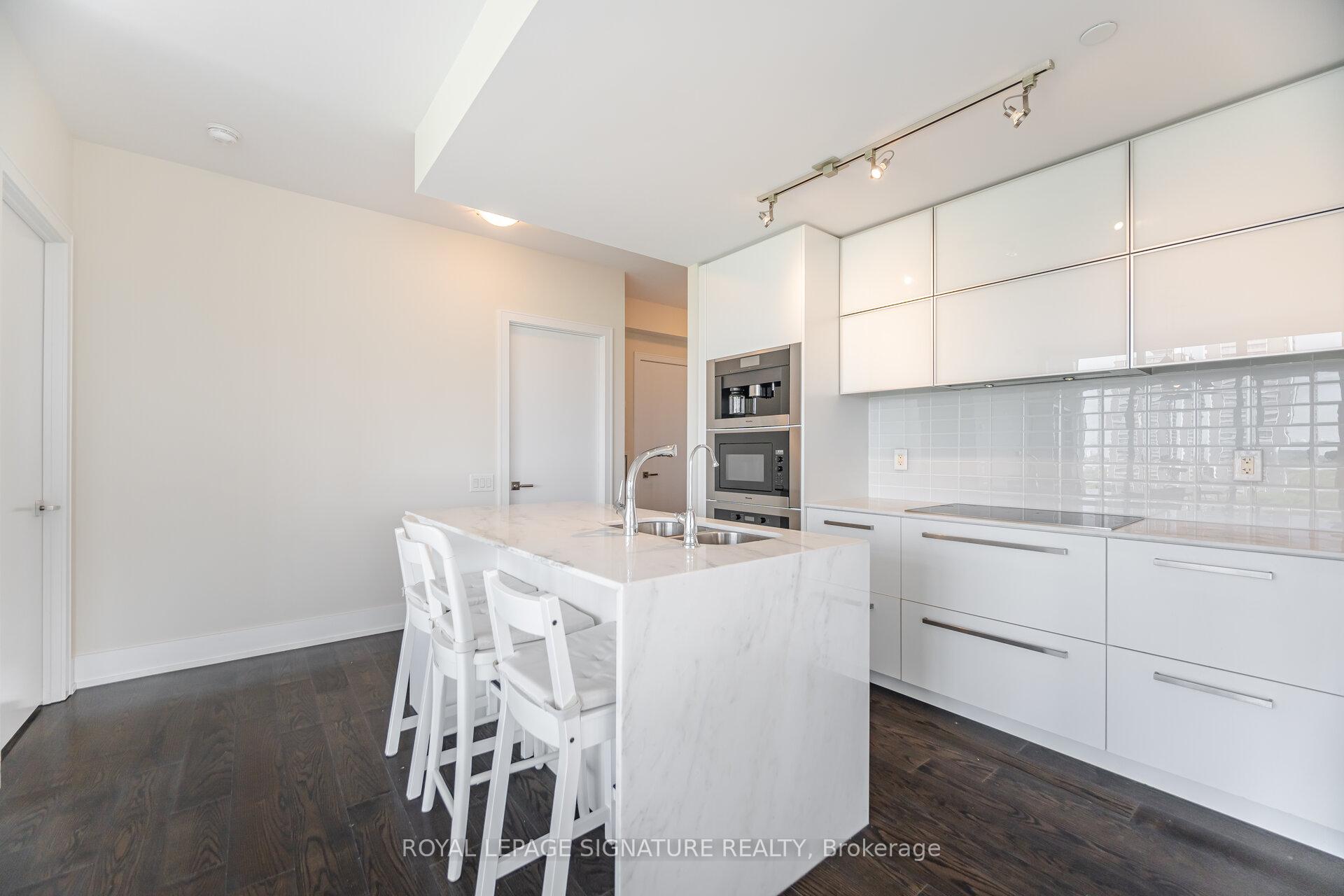 2 Bedrooms Condo at 170 Avenue, Toronto For sale