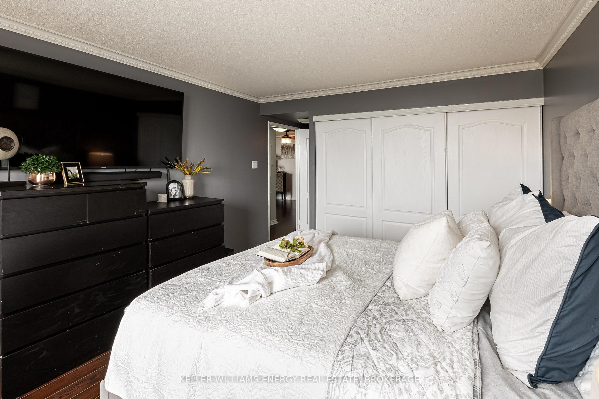 2 Bedrooms Condo at 41 Markbrook,  Toronto For sale