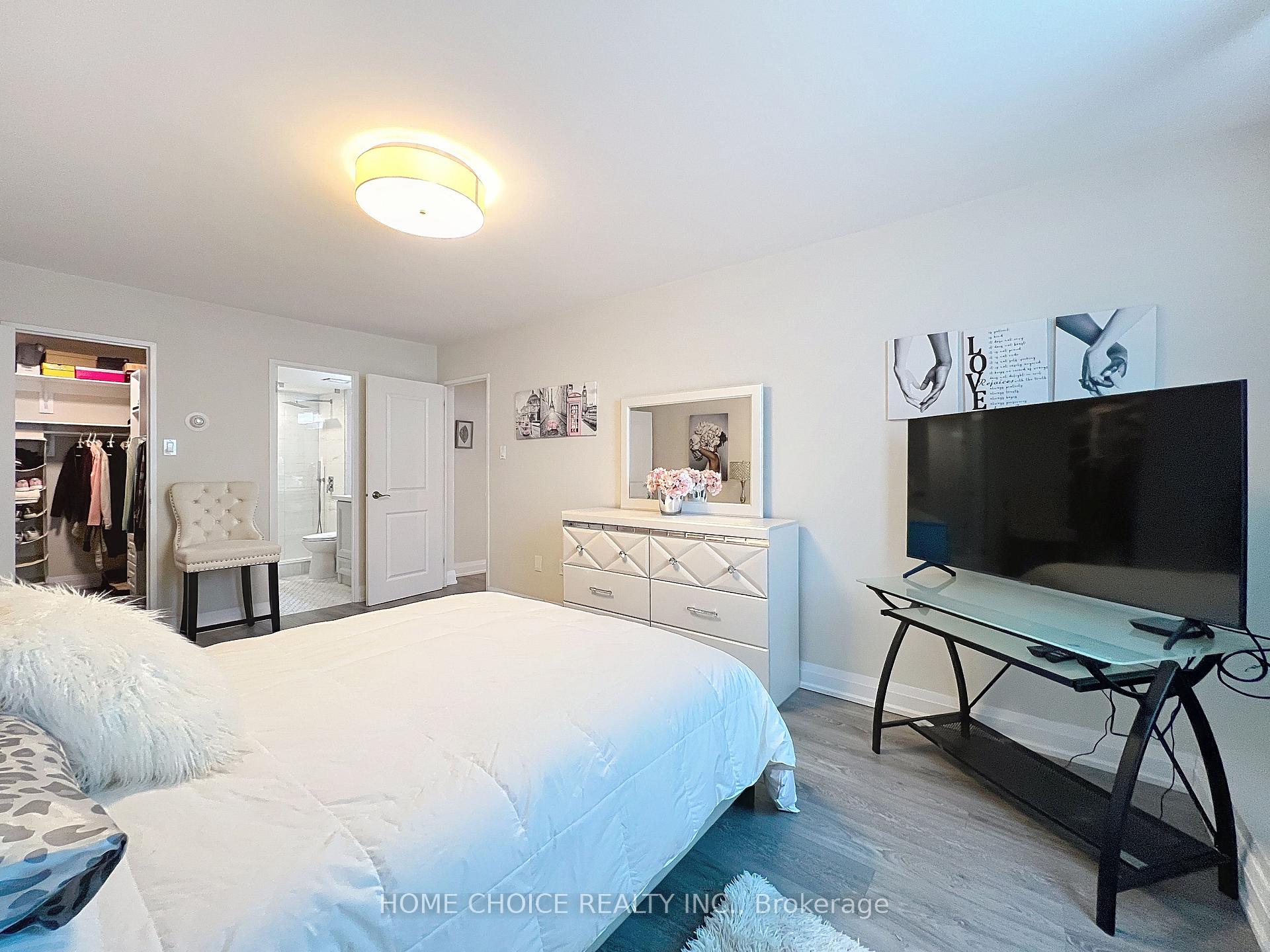 3 Bedrooms Condo at 15 La Rose, Toronto For sale