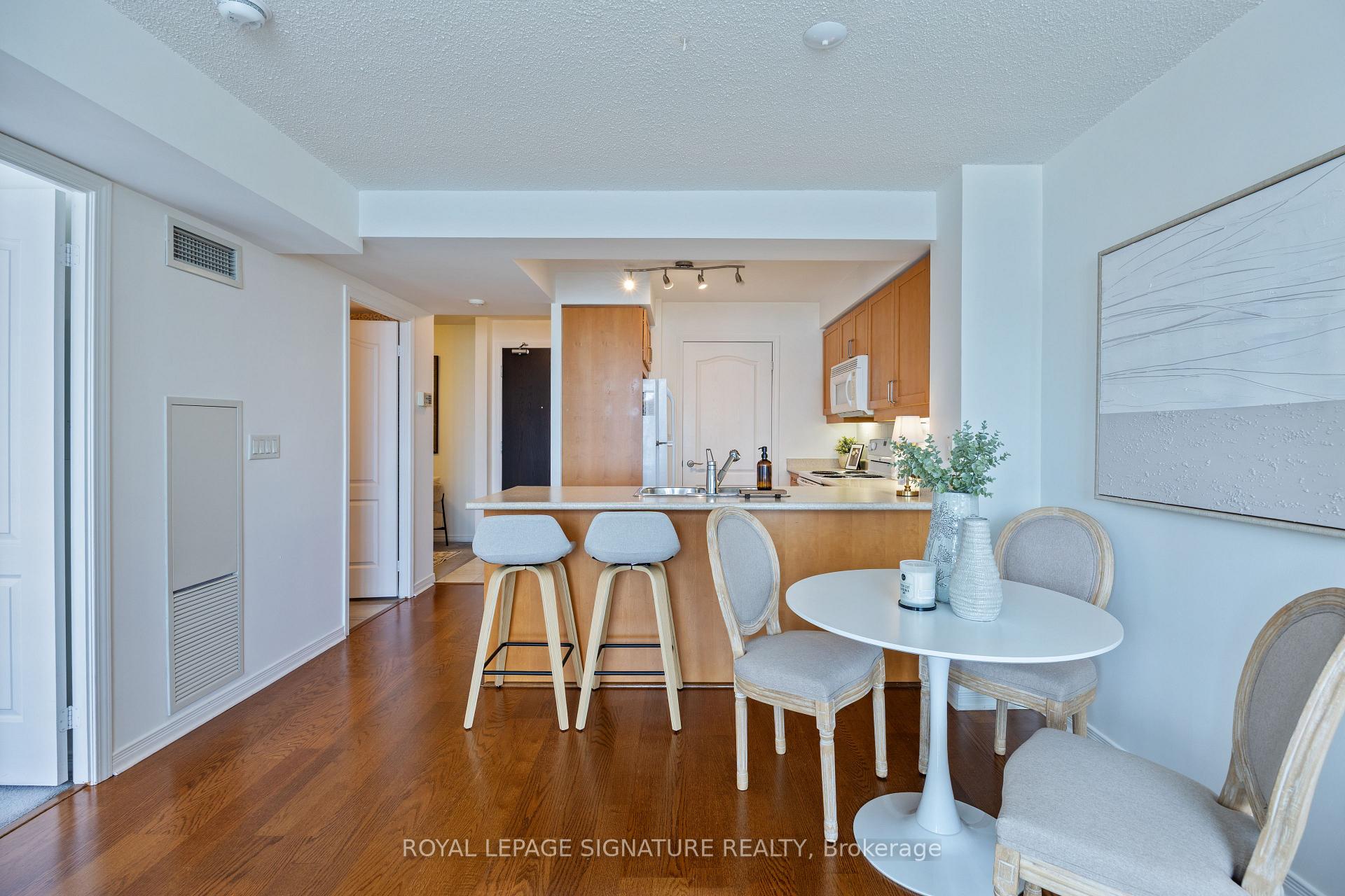 2 Bedrooms Condo at 205 The Donway, Toronto For sale