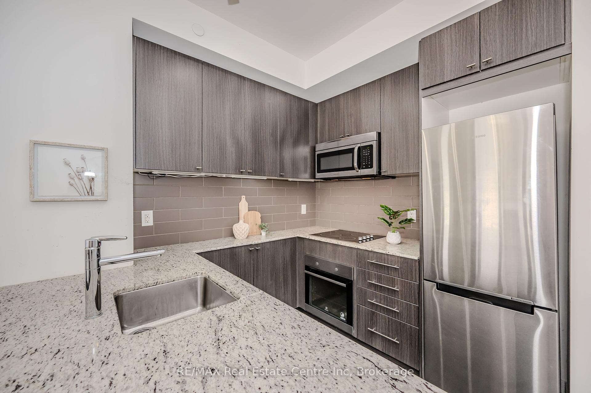 2 Bedrooms Condo at 18 Rean, Toronto For sale