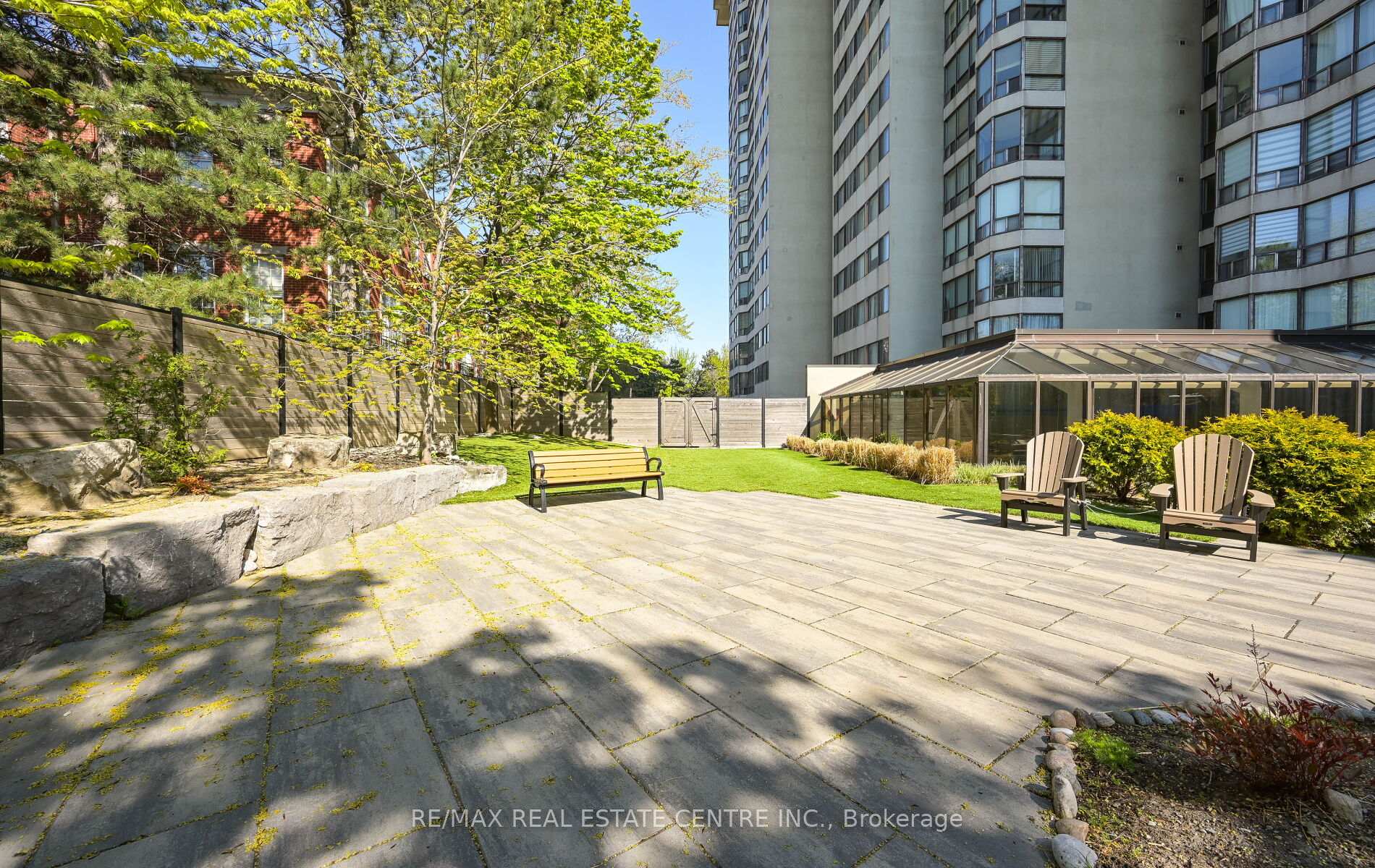 3 Bedrooms Condo at 200 Robert Speck, Mississauga For sale