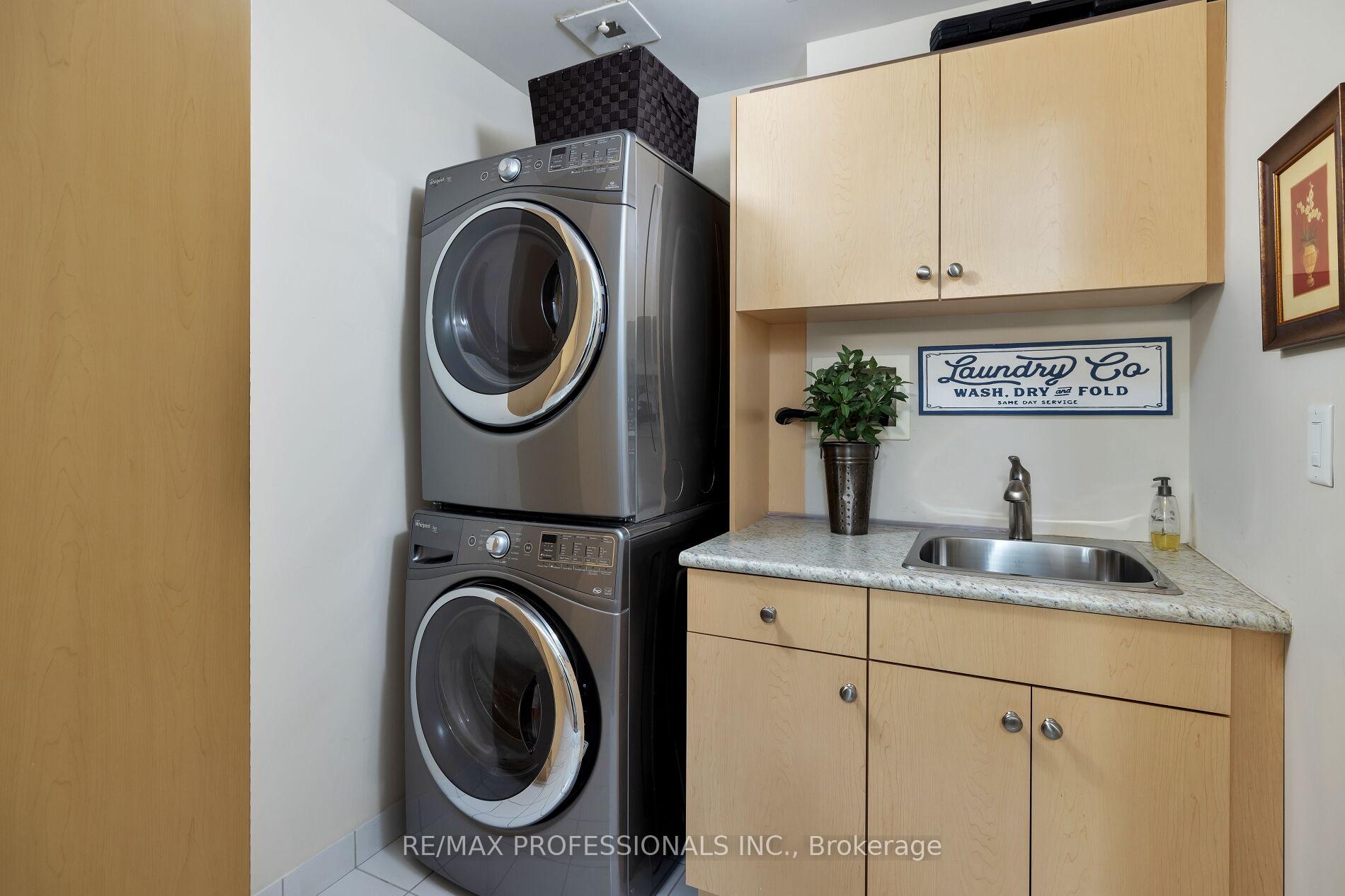 3 Bedrooms Condo at 9 Burnhamthorpe, Toronto For sale