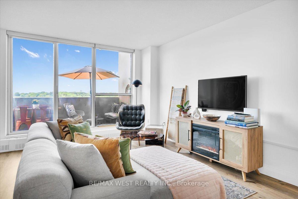 3 Bedrooms Condo at 35 Ormskirk, Toronto For sale