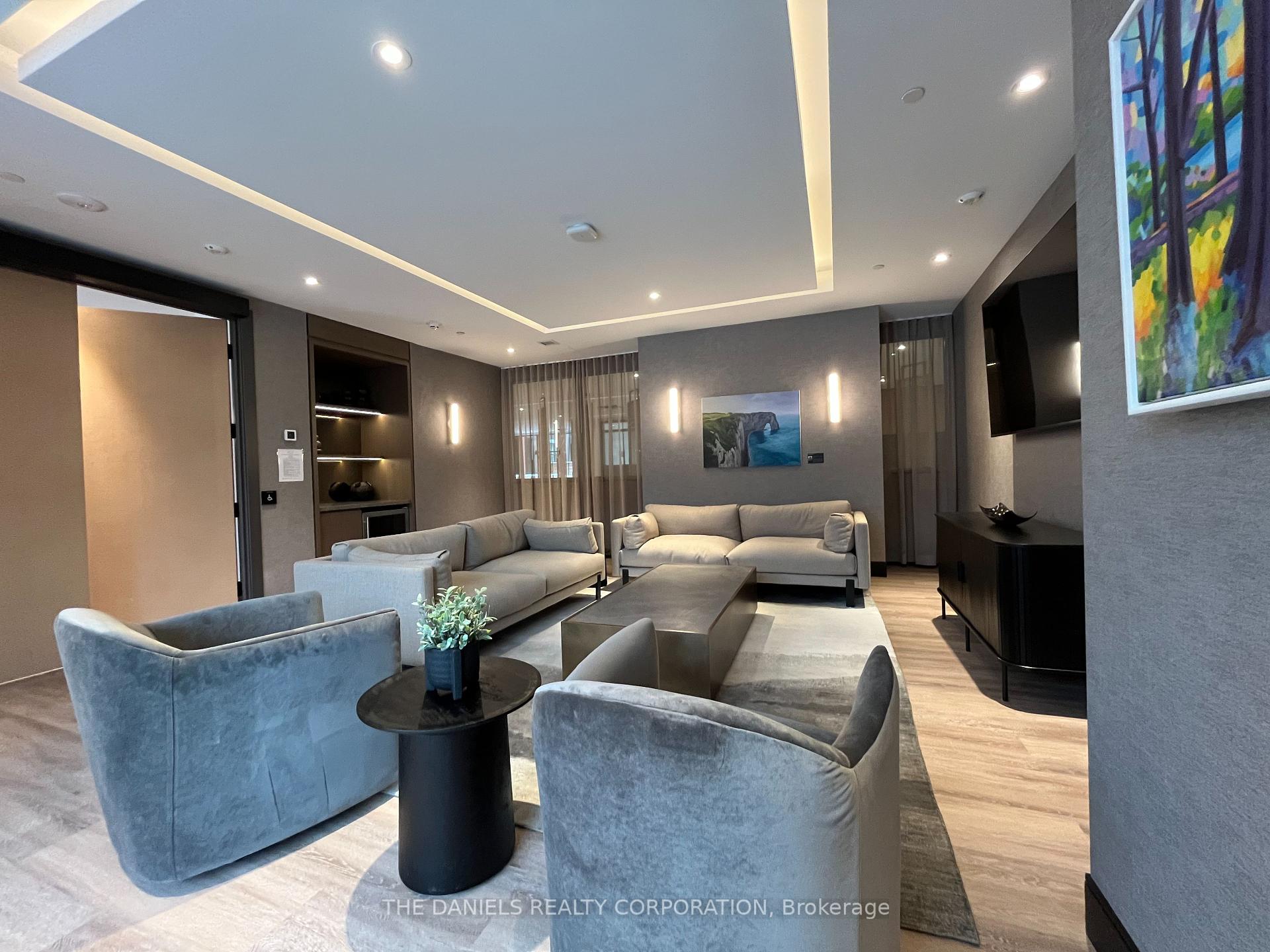 2 Bedrooms Condo at 8 Beverley Glen,  Vaughan For sale