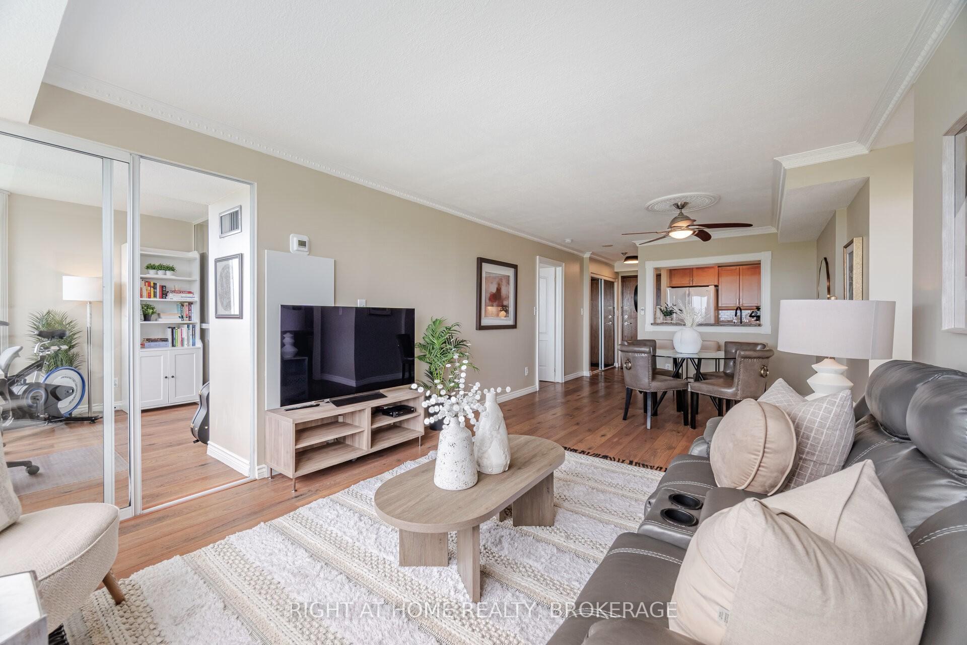 3 Bedrooms Condo at 1276 Maple Crossing, Burlington For sale