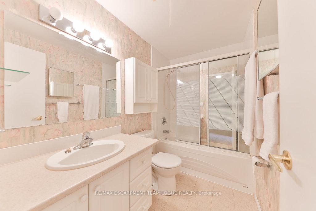 3 Bedrooms Condo at 2278 Marine,  Oakville For sale