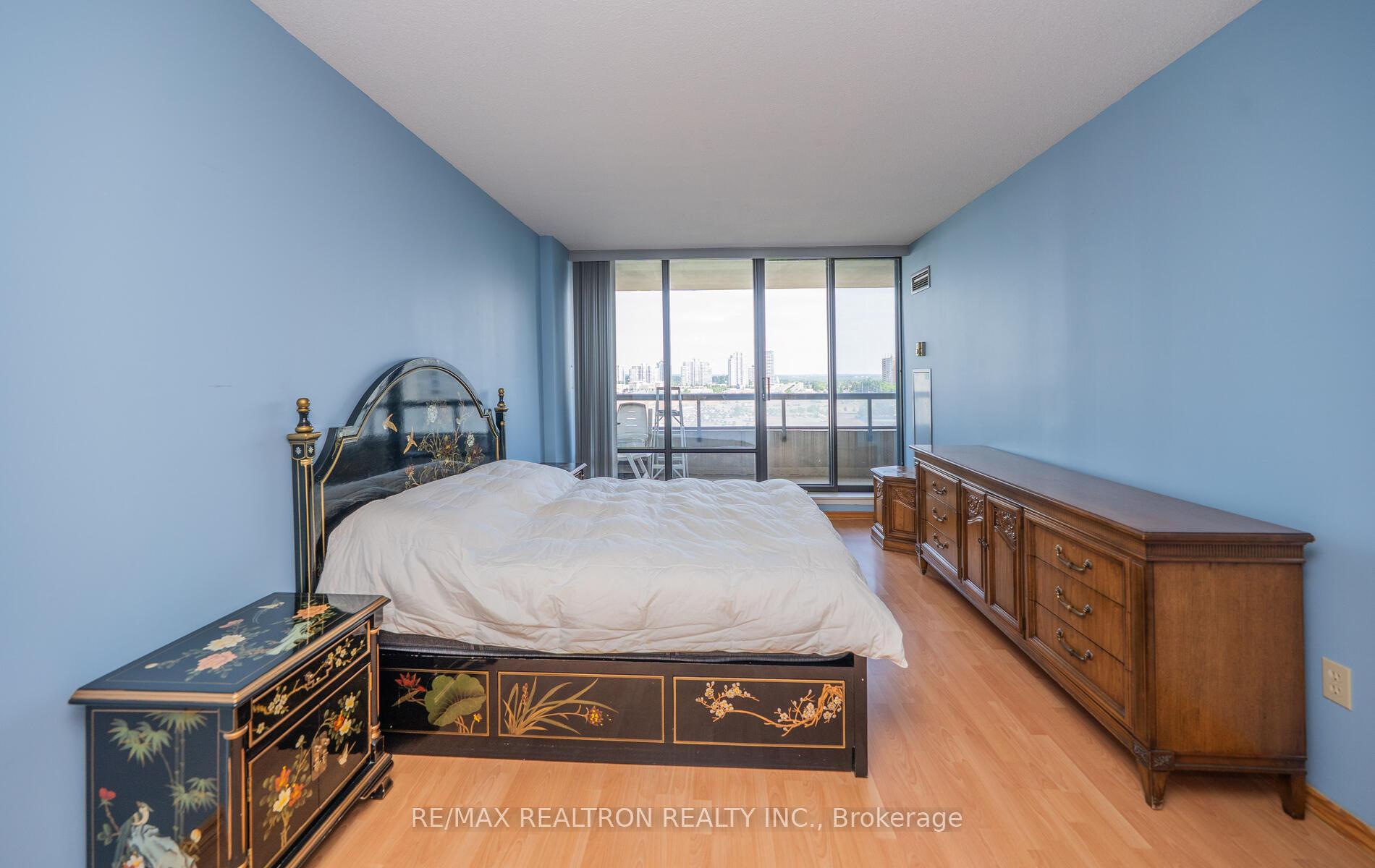 2 Bedrooms Condo at 7420 Bathurst, Vaughan For sale