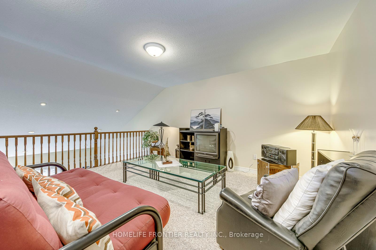 4 Bedrooms Condo at 90 Oakhampton,  Hamilton For sale