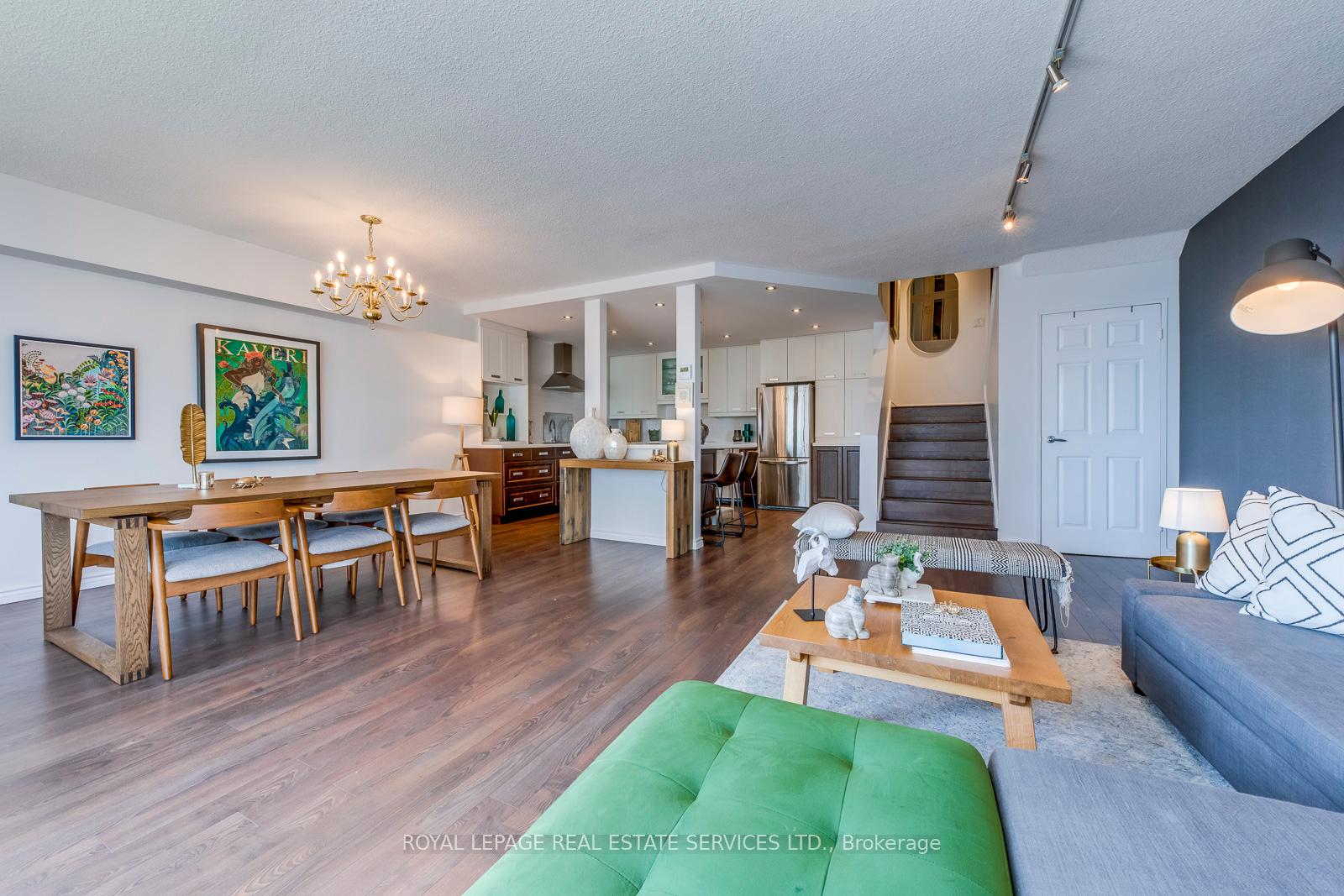 2 Bedrooms Condo at 33 Harbour, Toronto For sale
