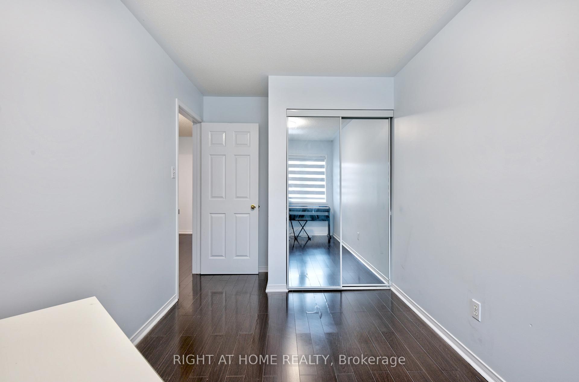 3 Bedrooms Condo at 4600 Kimbermount, Mississauga For sale