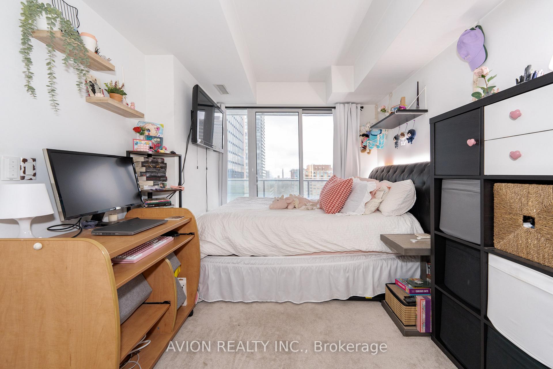 3 Bedrooms Condo at 501 yonge, Toronto For sale