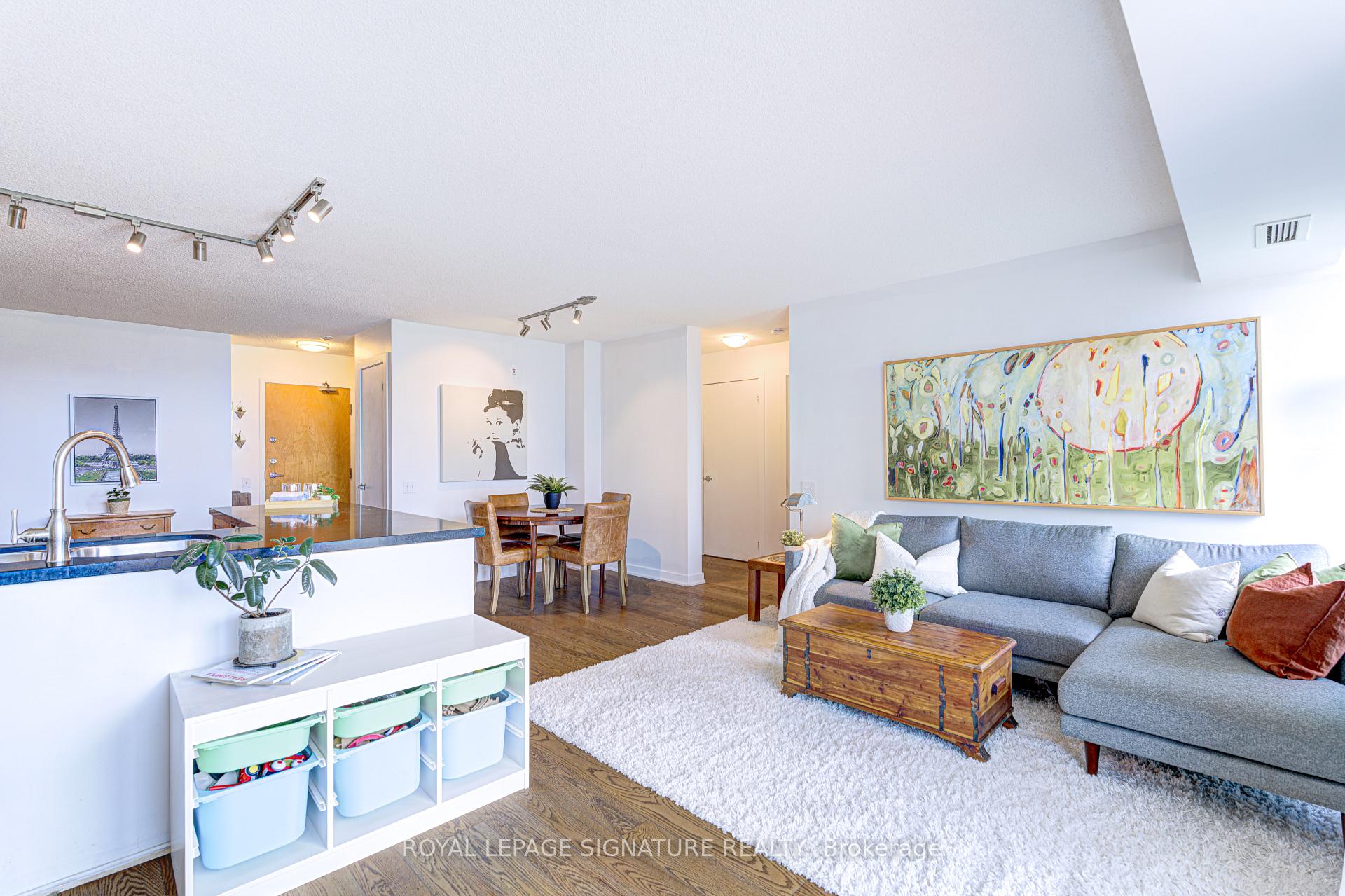2 Bedrooms Condo at 77 Lombard, Toronto For sale