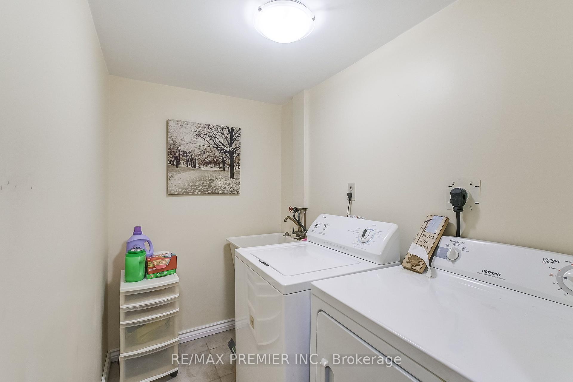 4 Bedrooms Condo at 3600 Colonial, Mississauga For sale