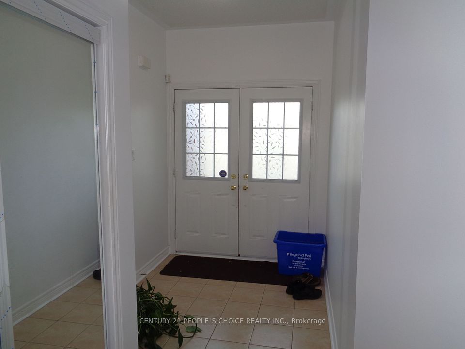 249 Comiskey Crescent, Mississauga, ON L5W 0C4