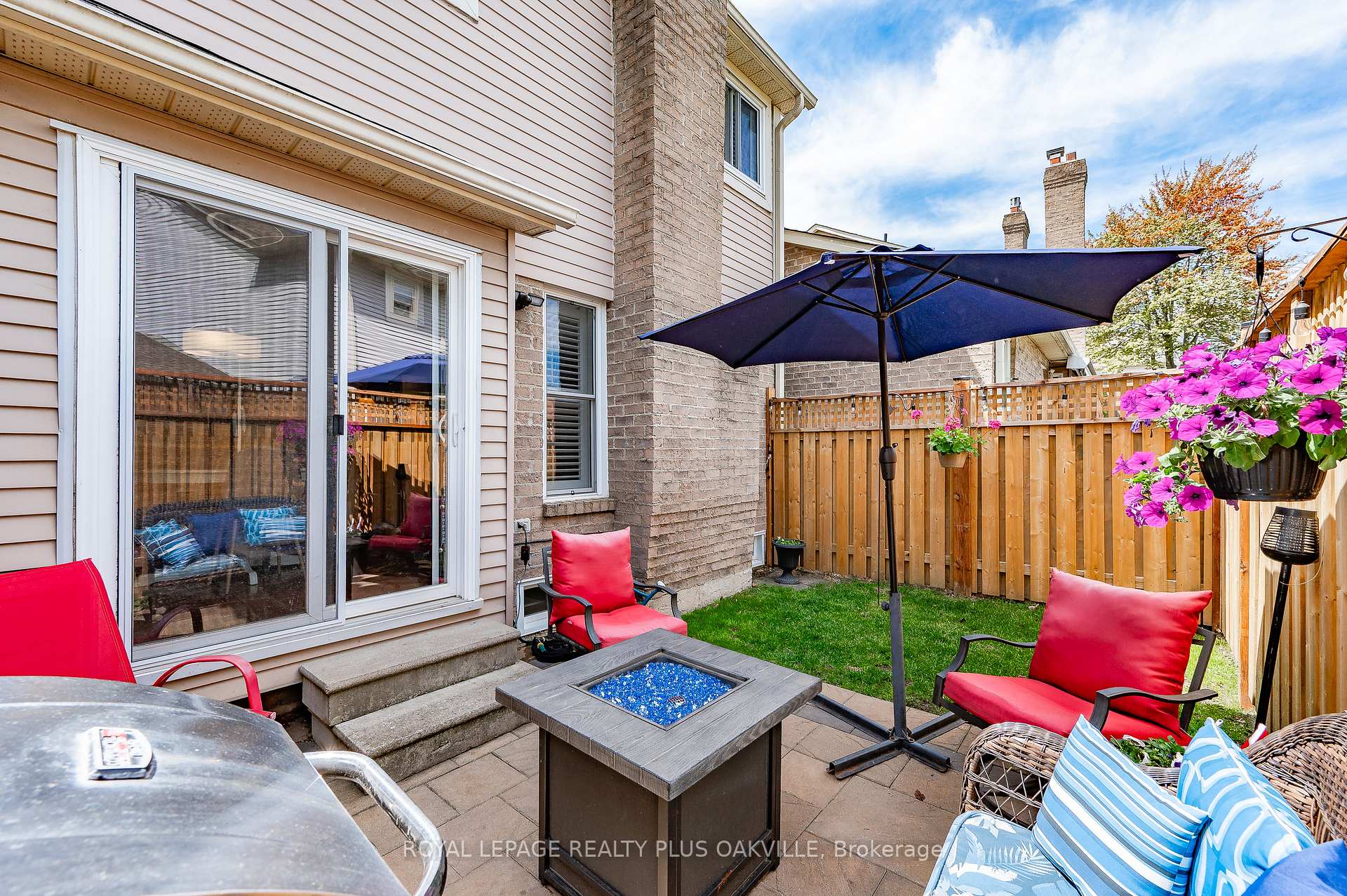 2 Bedrooms Condo at 5255 Lakeshore, Burlington For sale