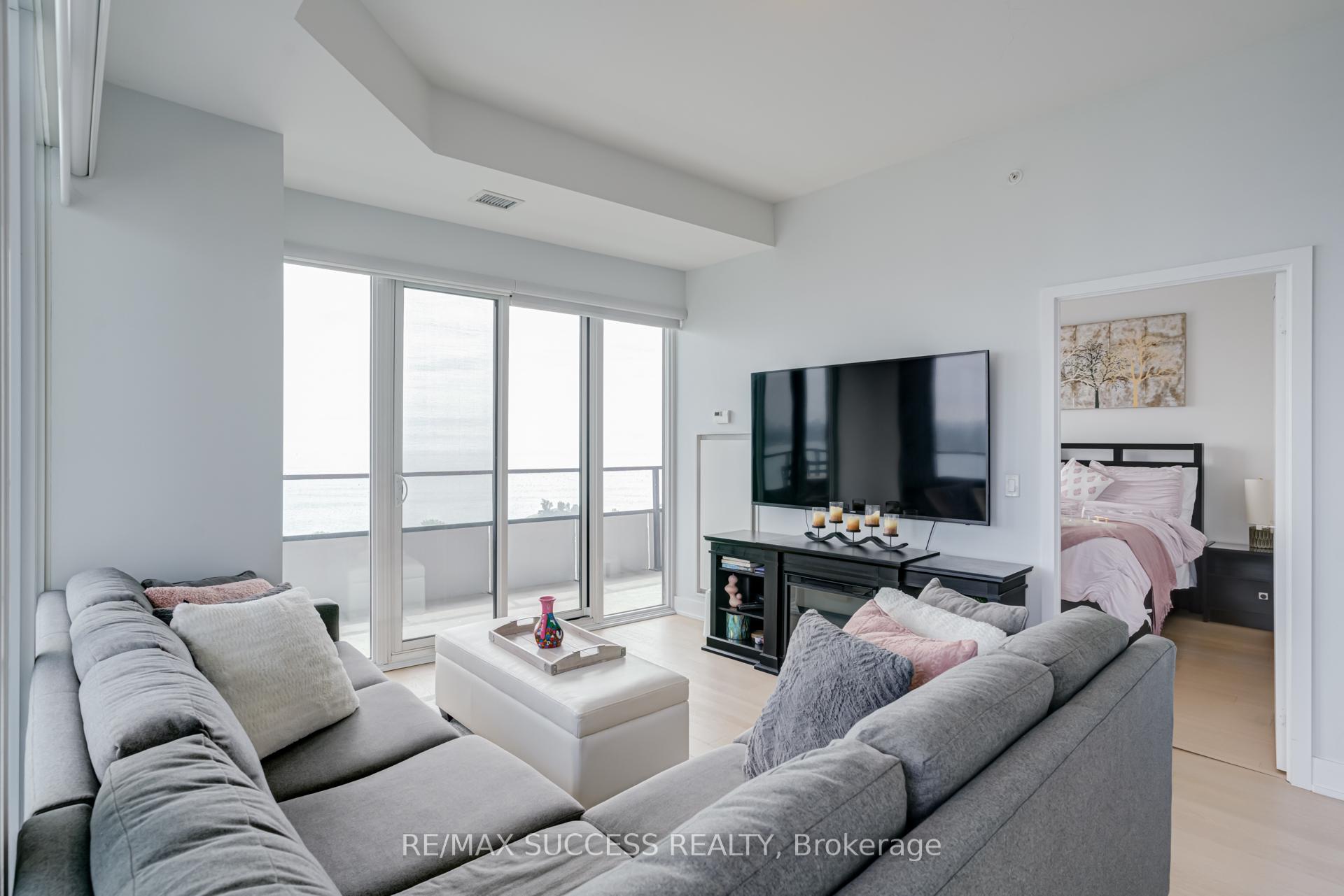 3 Bedrooms Condo at 20 Shore breeze, Toronto For sale