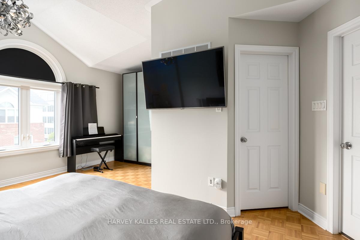 18 Clark Avenue W 64
