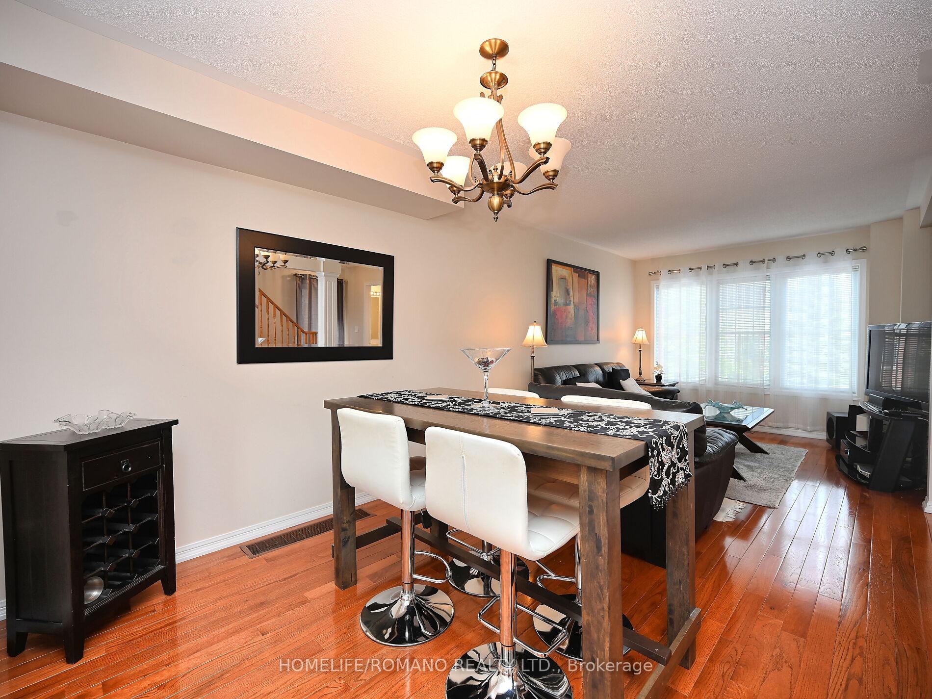 4 Bedrooms Condo at 3030 Breakwater, Mississauga For sale