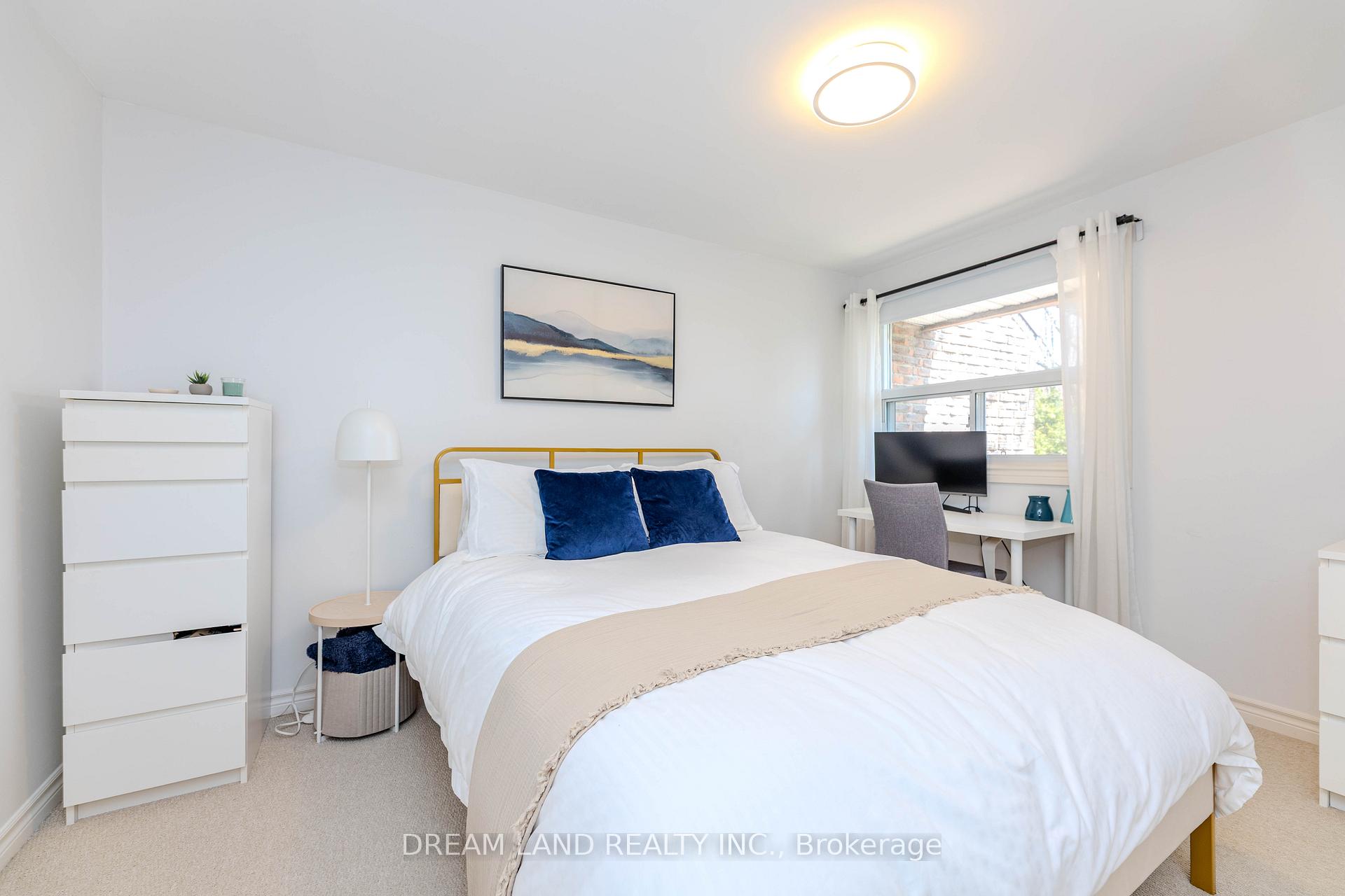 3 Bedrooms Condo at 653 Francis,  Burlington For sale