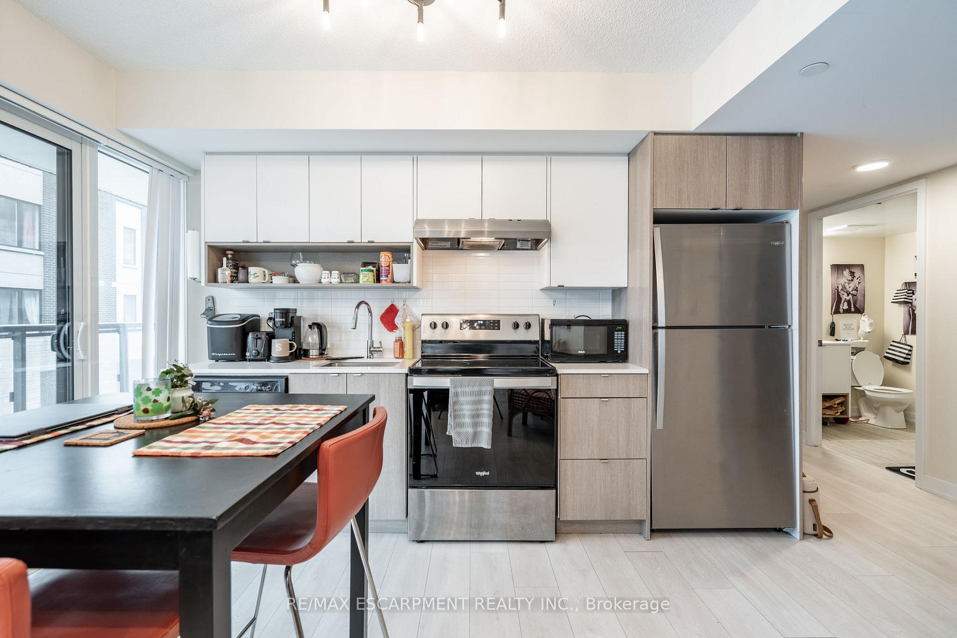 2 Bedrooms Condo at 1119 COOKE, Burlington For sale