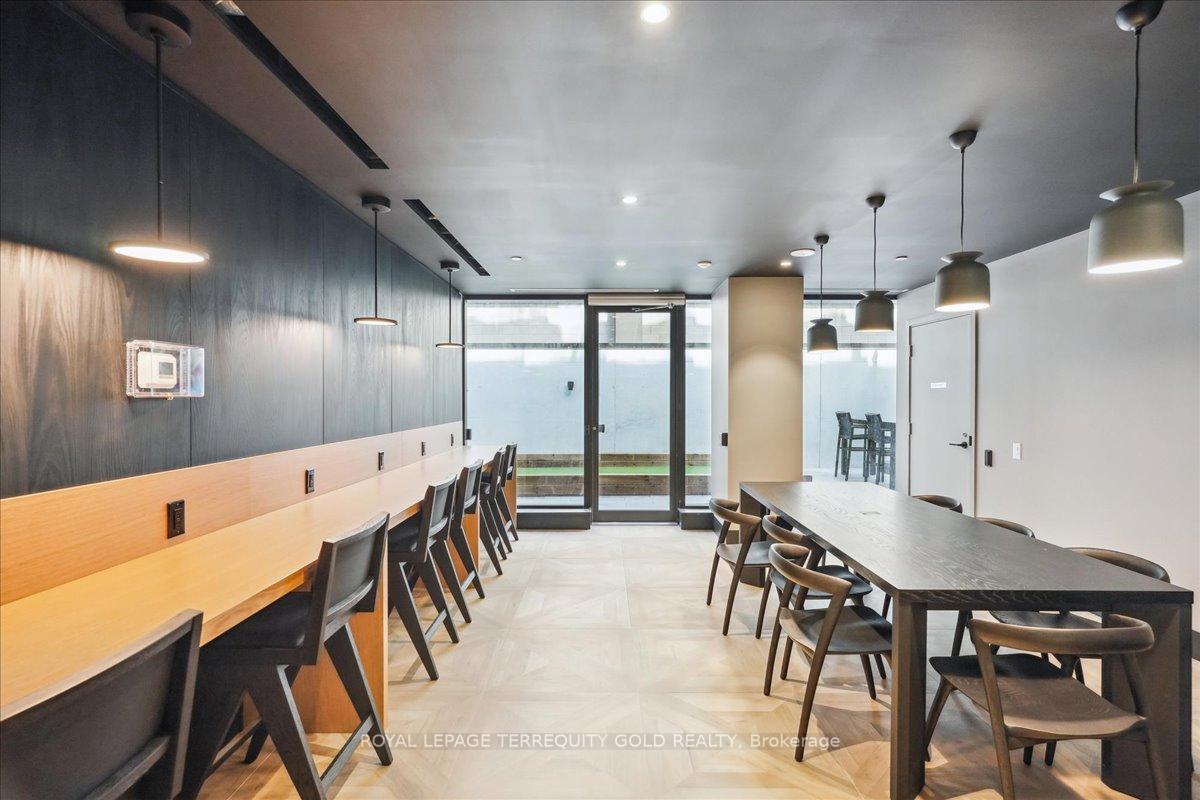 3 Bedrooms Condo at 195 McCaul, Toronto For sale