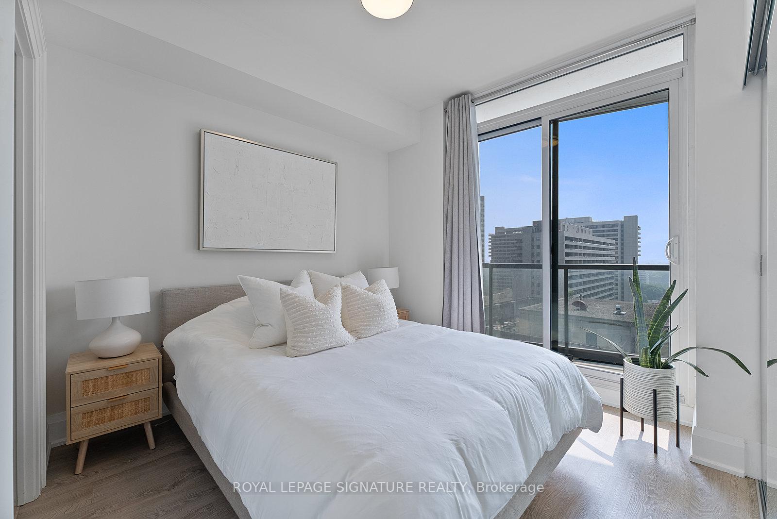 2 Bedrooms Condo at 30 Roehampton, Toronto For sale