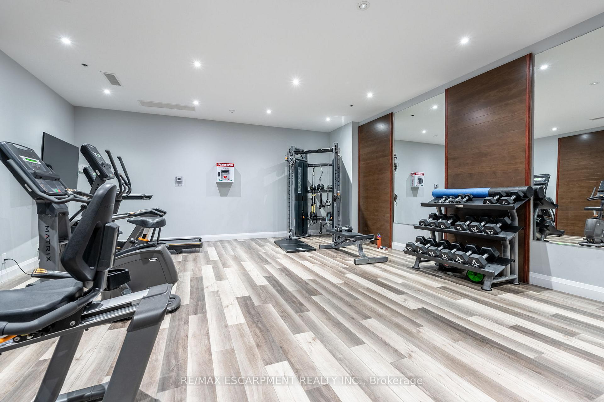 2 Bedrooms Condo at 1 Redfern, Hamilton For sale