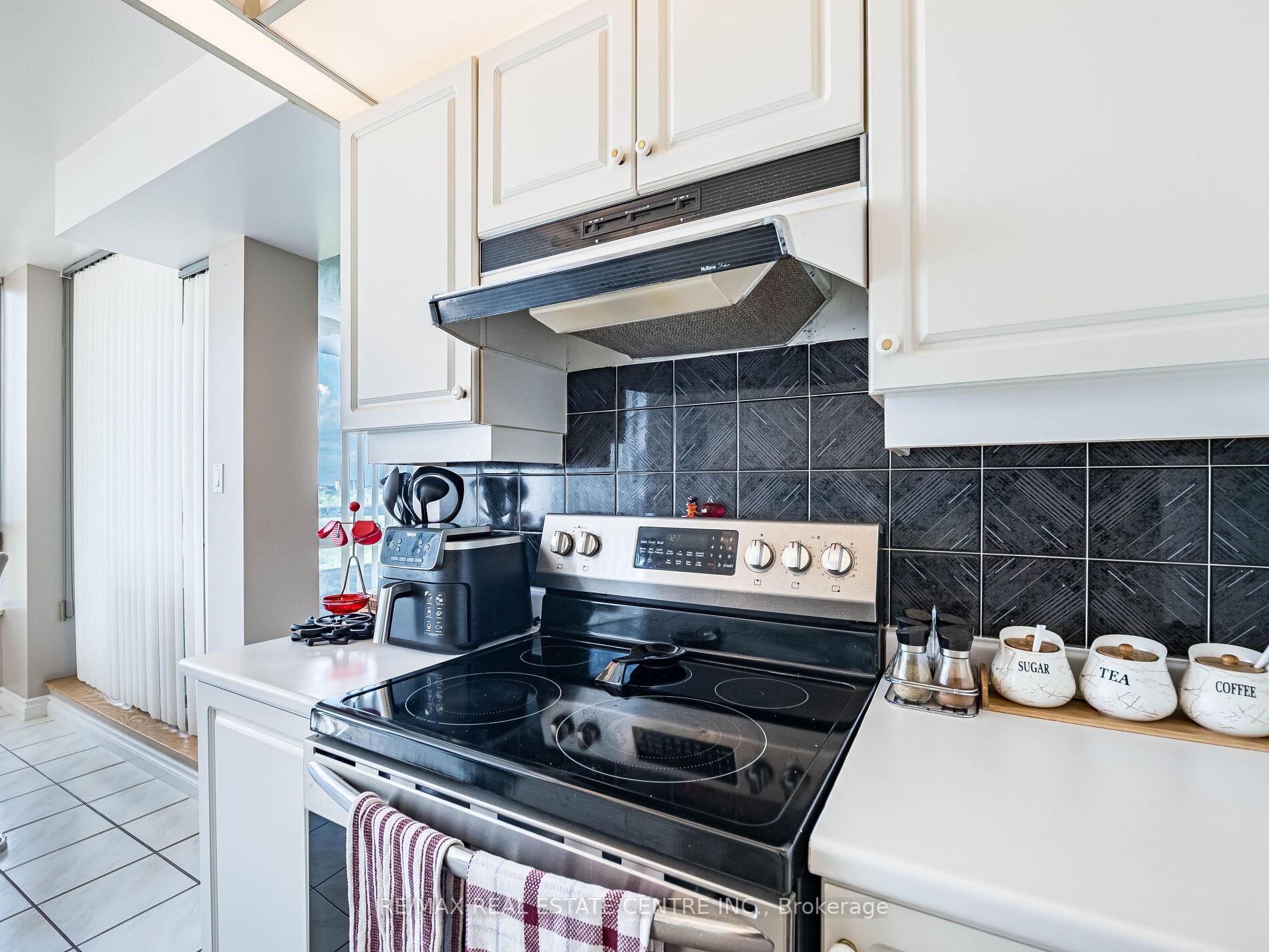 3 Bedrooms Condo at 168 Bonis, Toronto For sale