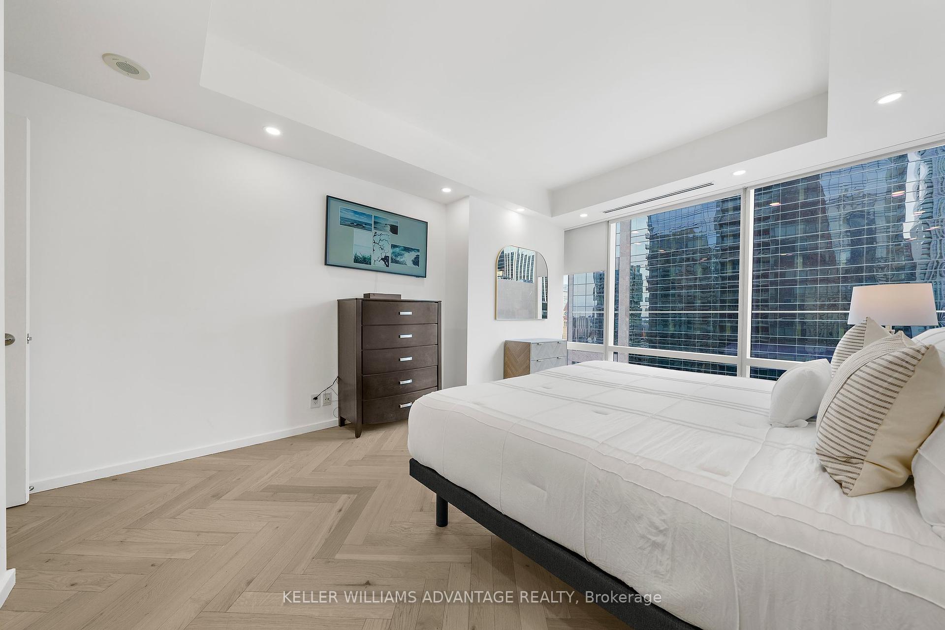 2 Bedrooms Condo at 180 University, Toronto For sale