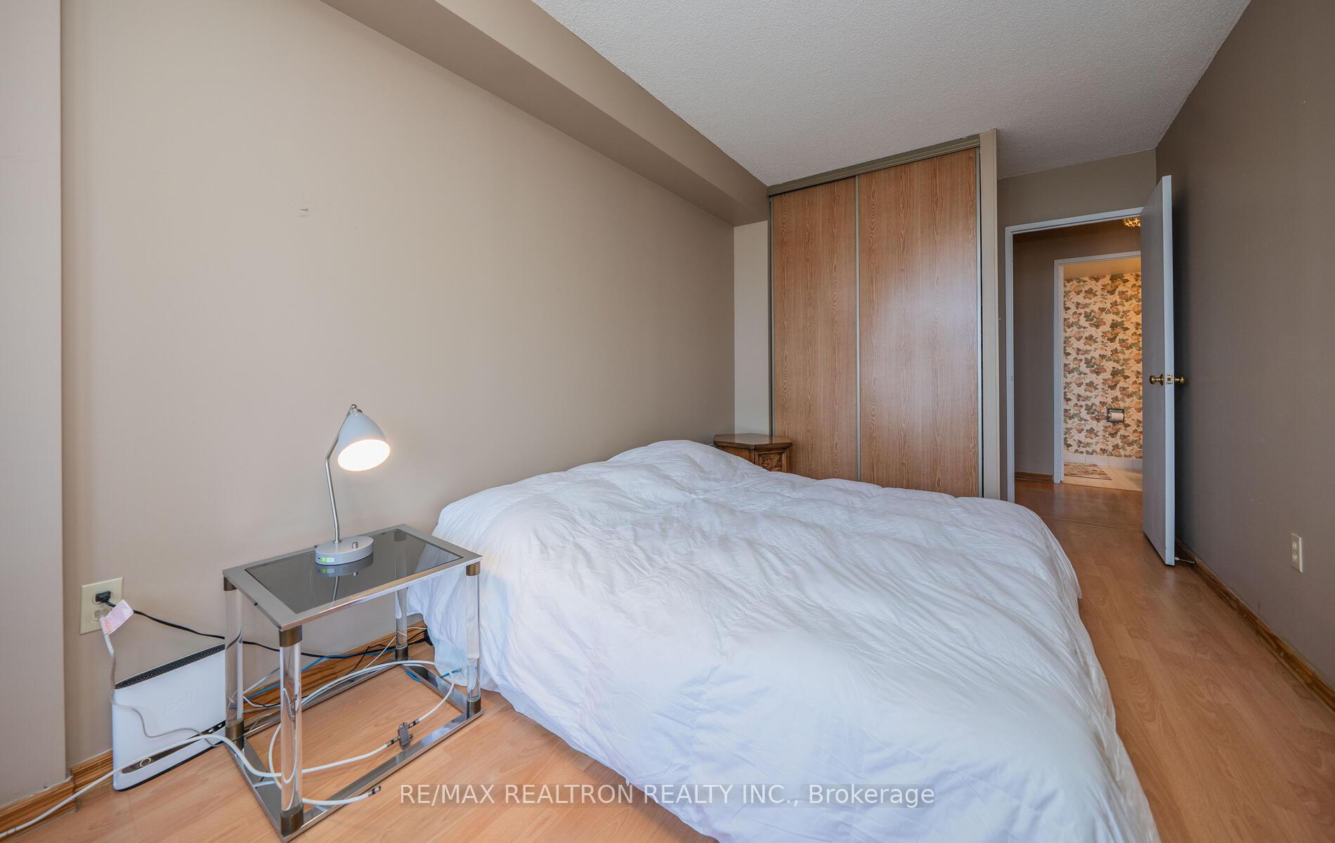 2 Bedrooms Condo at 7420 Bathurst, Vaughan For sale