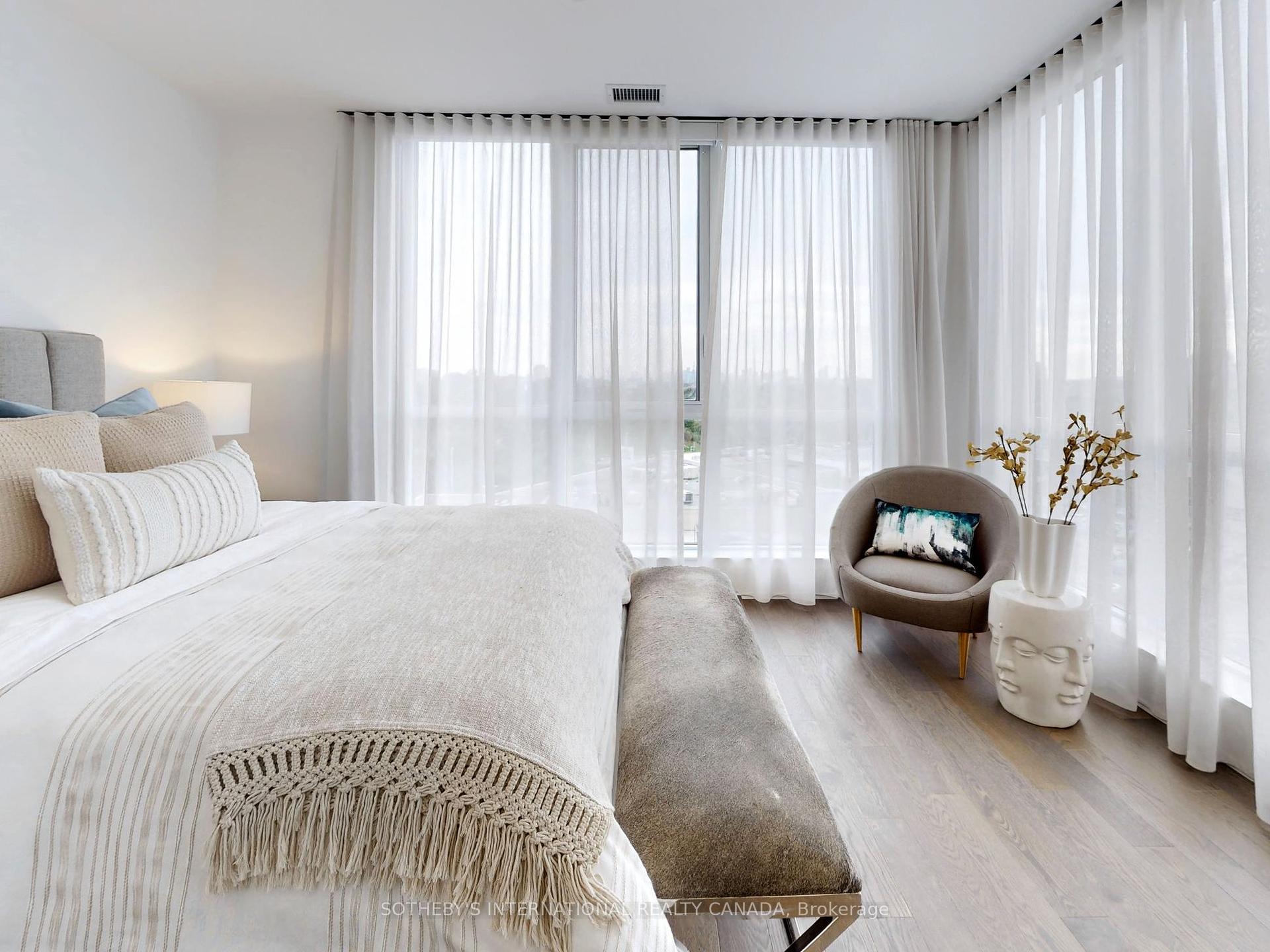 3 Bedrooms Condo at 30 Inn On the Park, Toronto For sale