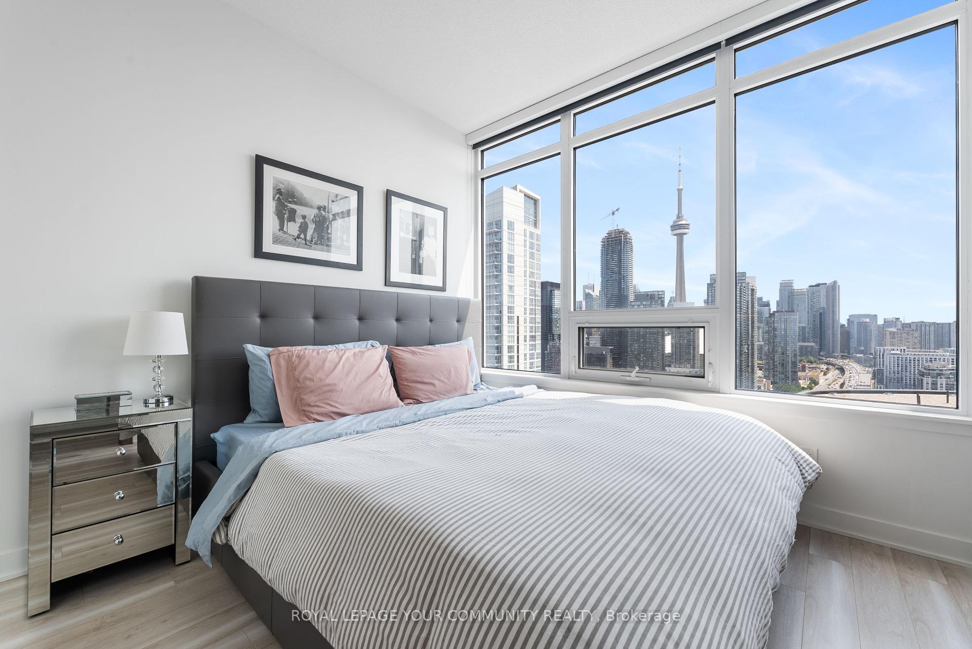 3 Bedrooms Condo at 17 Bathurst, Toronto For sale