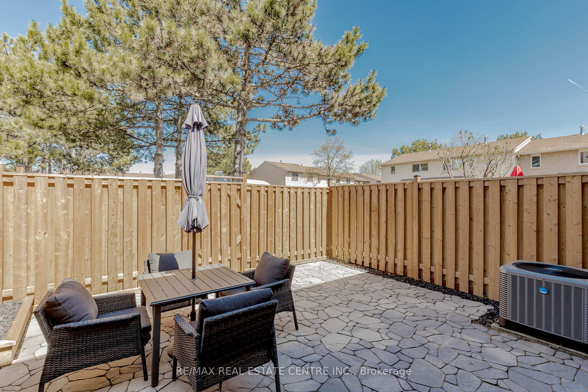 3 Bedrooms Condo at 1526 Lancaster,  Oakville For sale