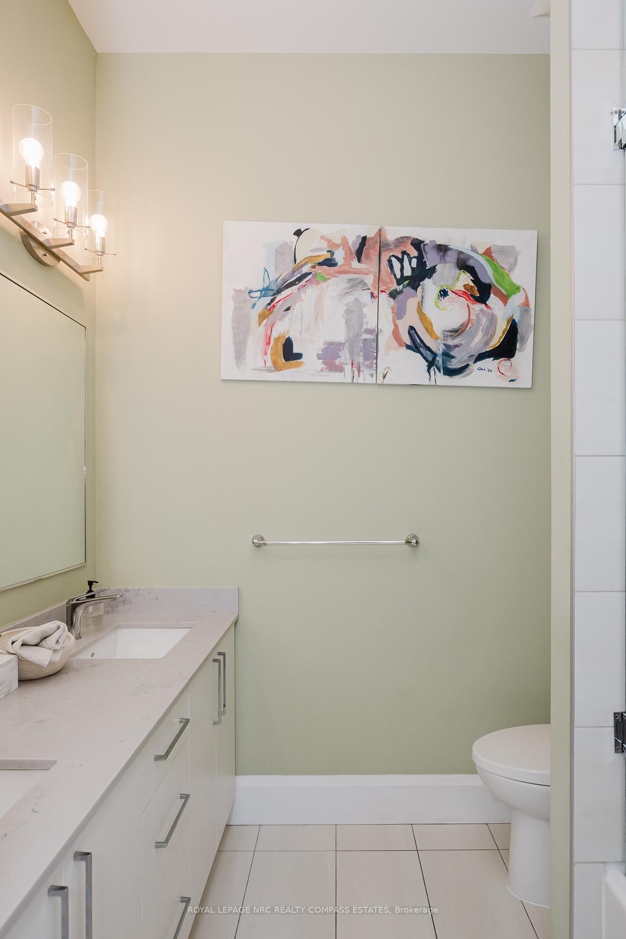 2 Bedrooms Condo at 118 King,  Hamilton For sale