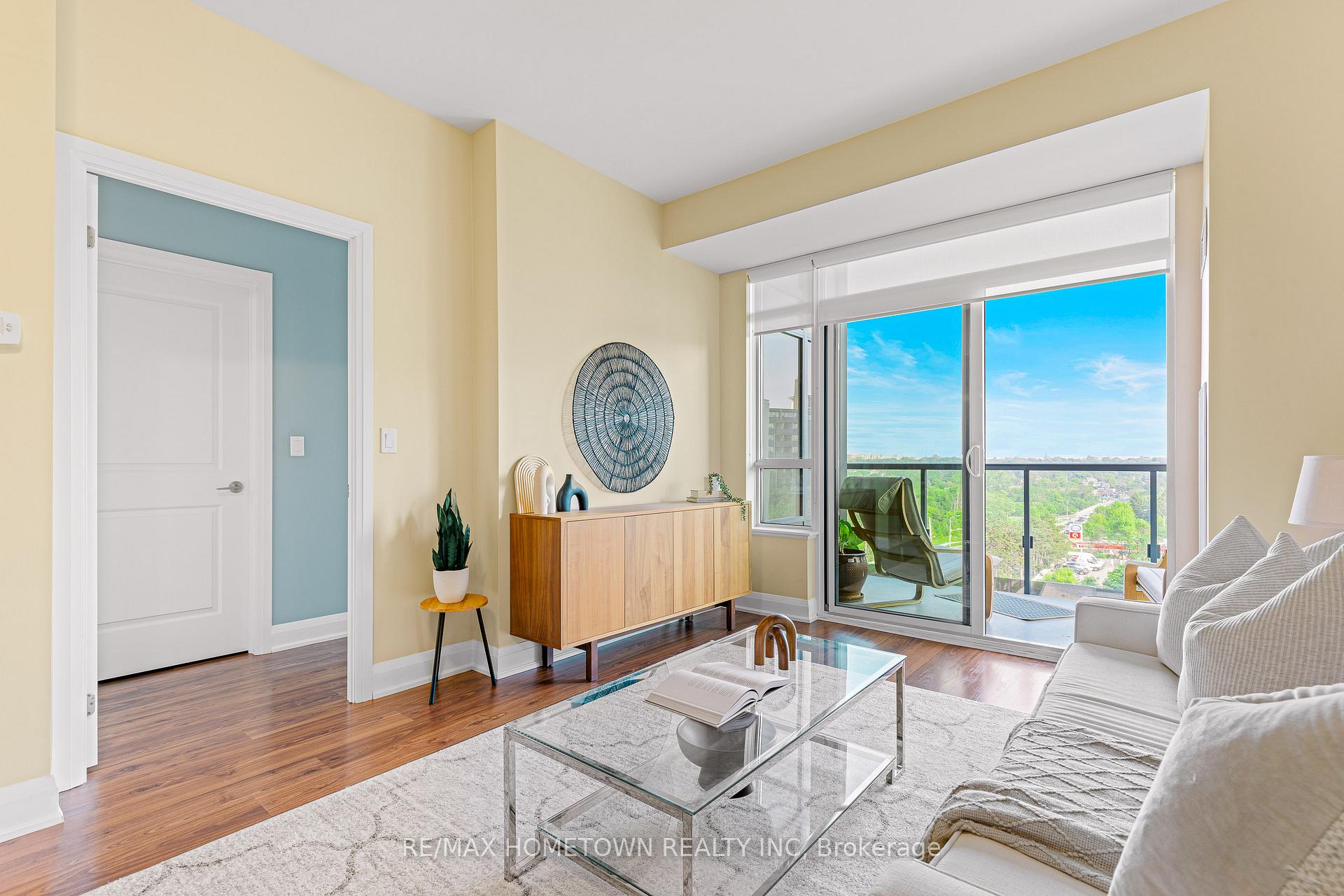 2 Bedrooms Condo at 35 Fontenay, Toronto For sale