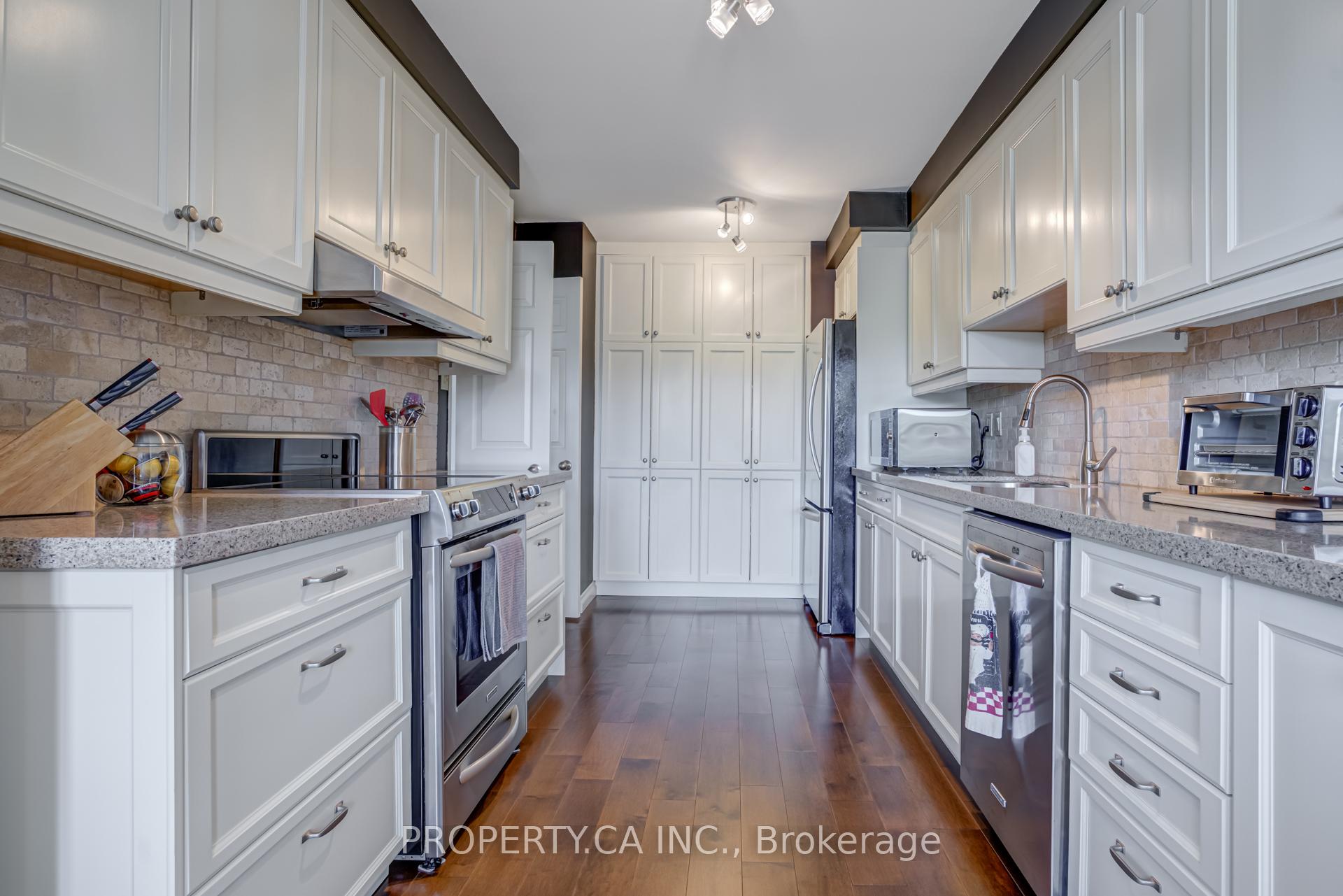 3 Bedrooms Condo at 1700 The Collegeway, Mississauga For sale