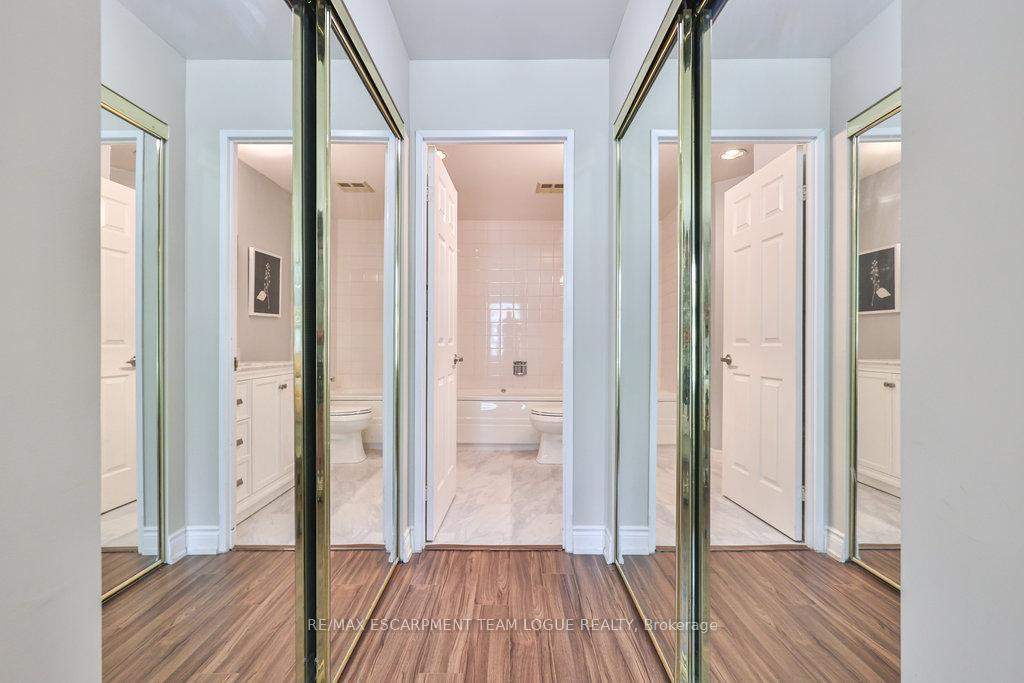 2 Bedrooms Condo at 2511 Lakeshore, Oakville For sale