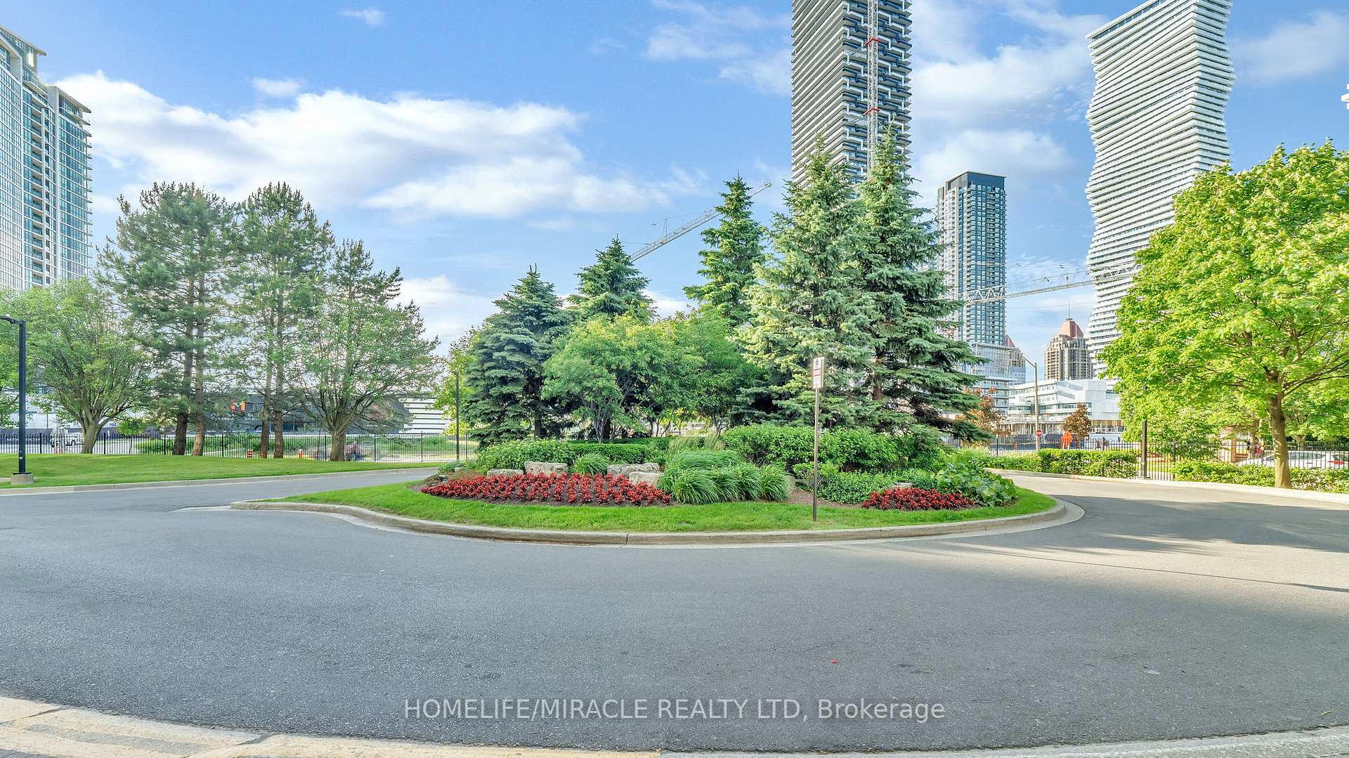3 Bedrooms Condo at 550 Webb, Mississauga For sale