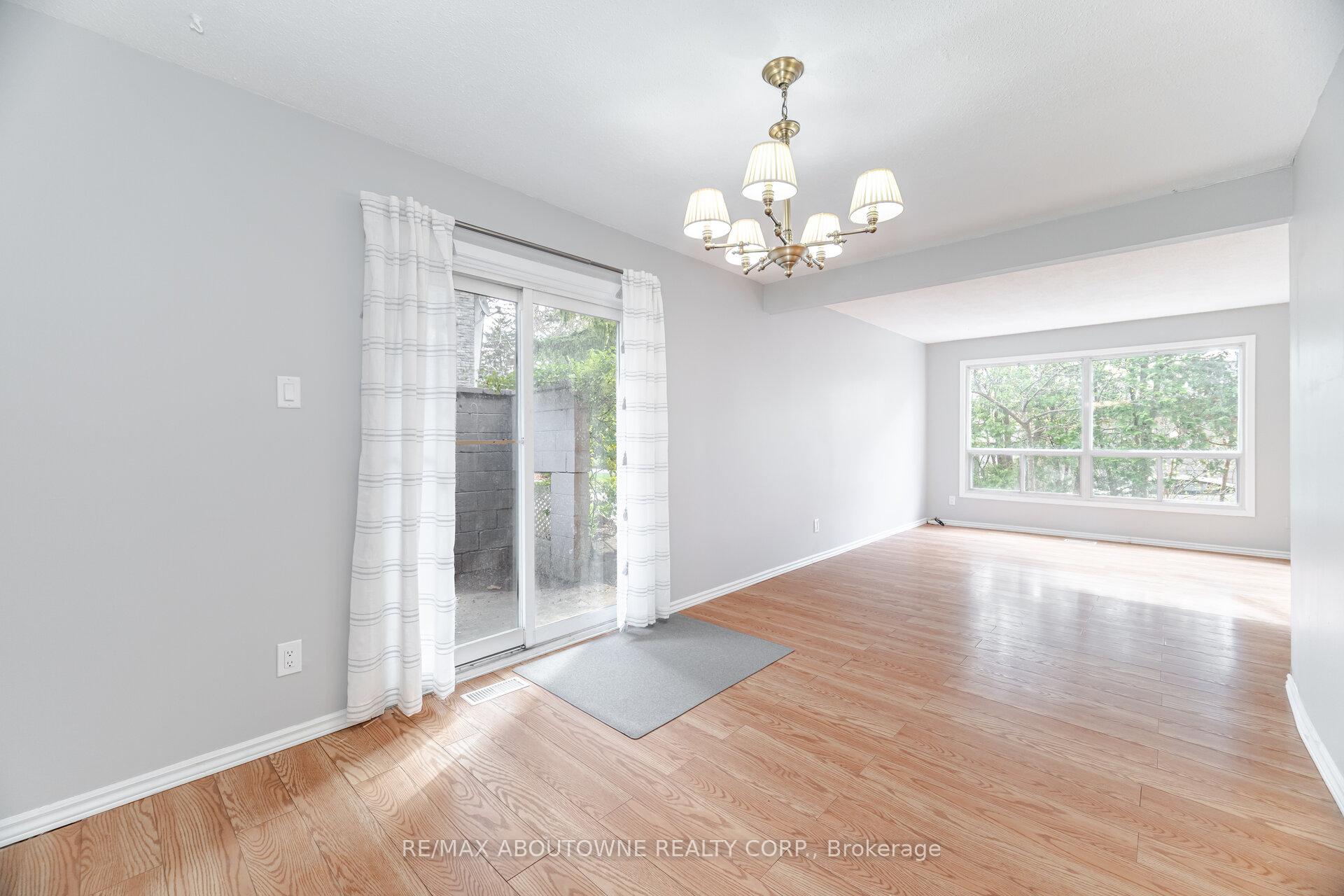 3 Bedrooms Condo at 961 Francis,  Burlington For sale