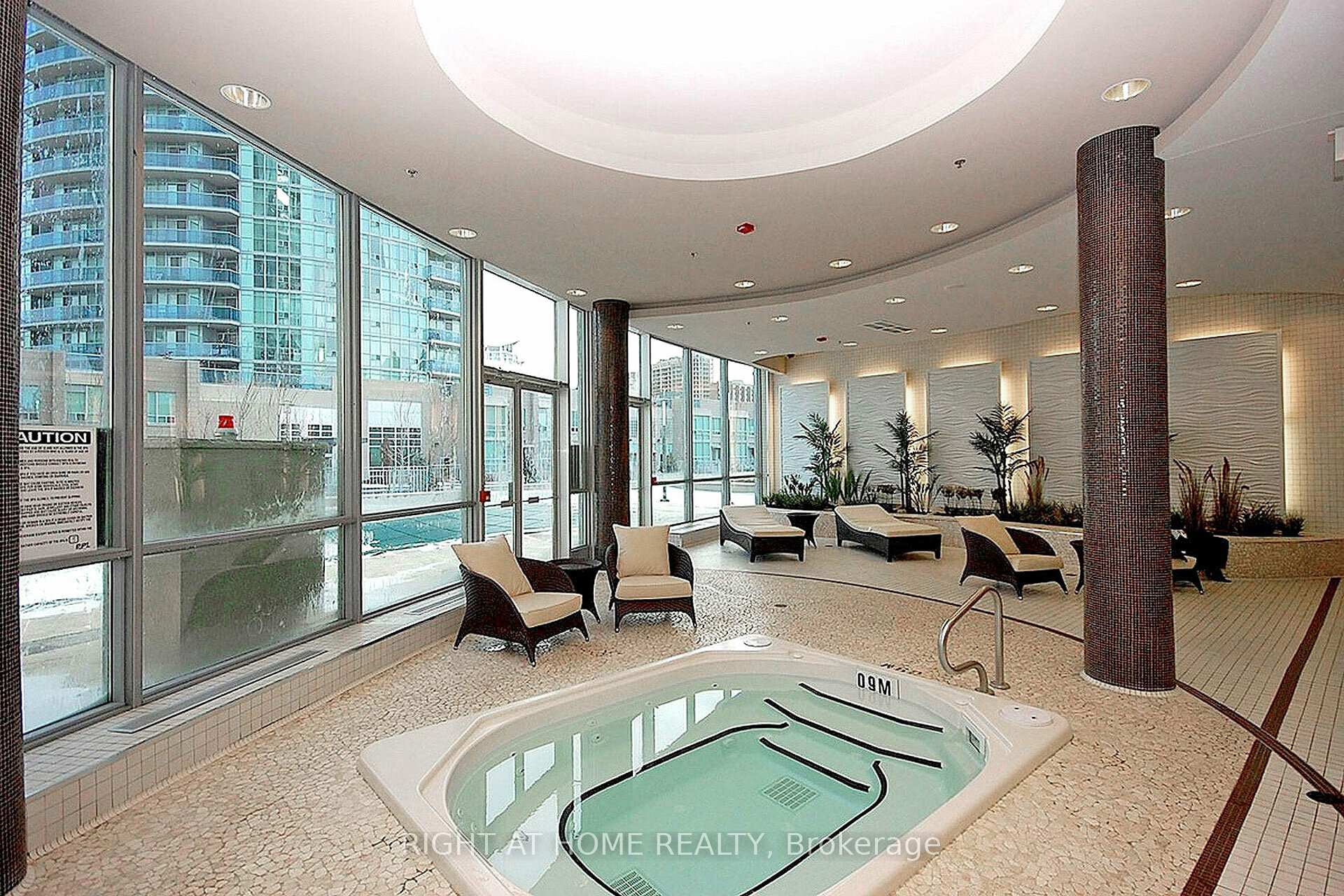 2 Bedrooms Condo at 70 Absolute, Mississauga For sale