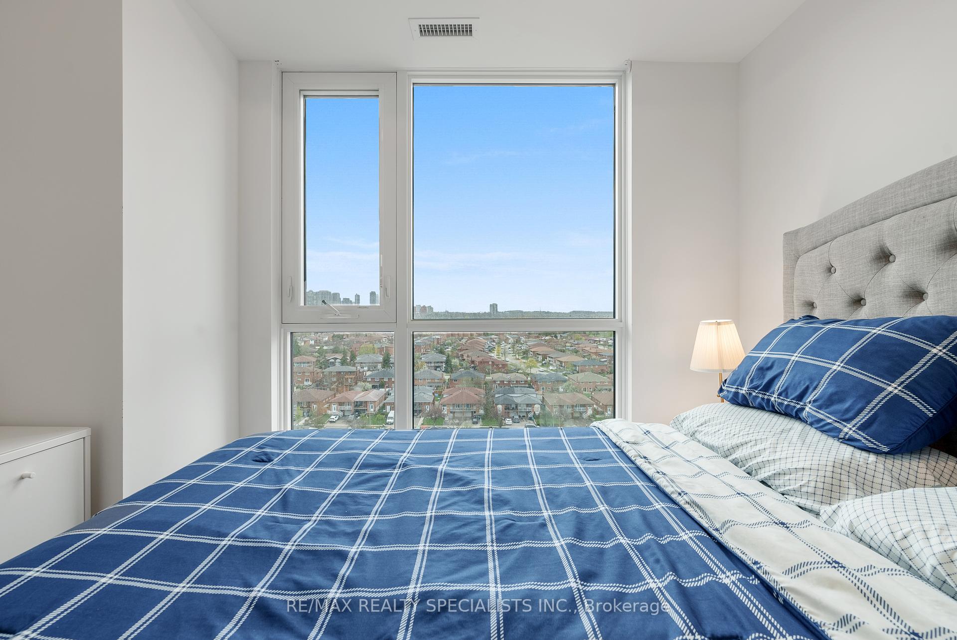 2 Bedrooms Co-op at 202 Burnhamthorpe, Mississauga For sale