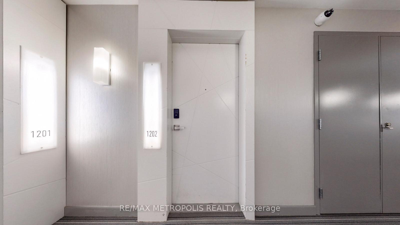 2 Bedrooms Condo at 12 York,  Toronto For sale
