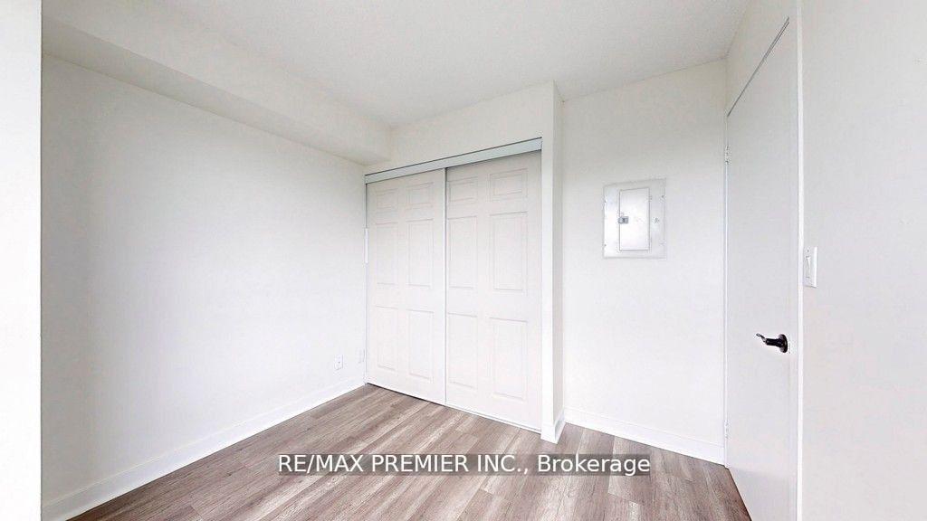 2 Bedrooms Condo at 36 Lee Centre, Toronto For sale