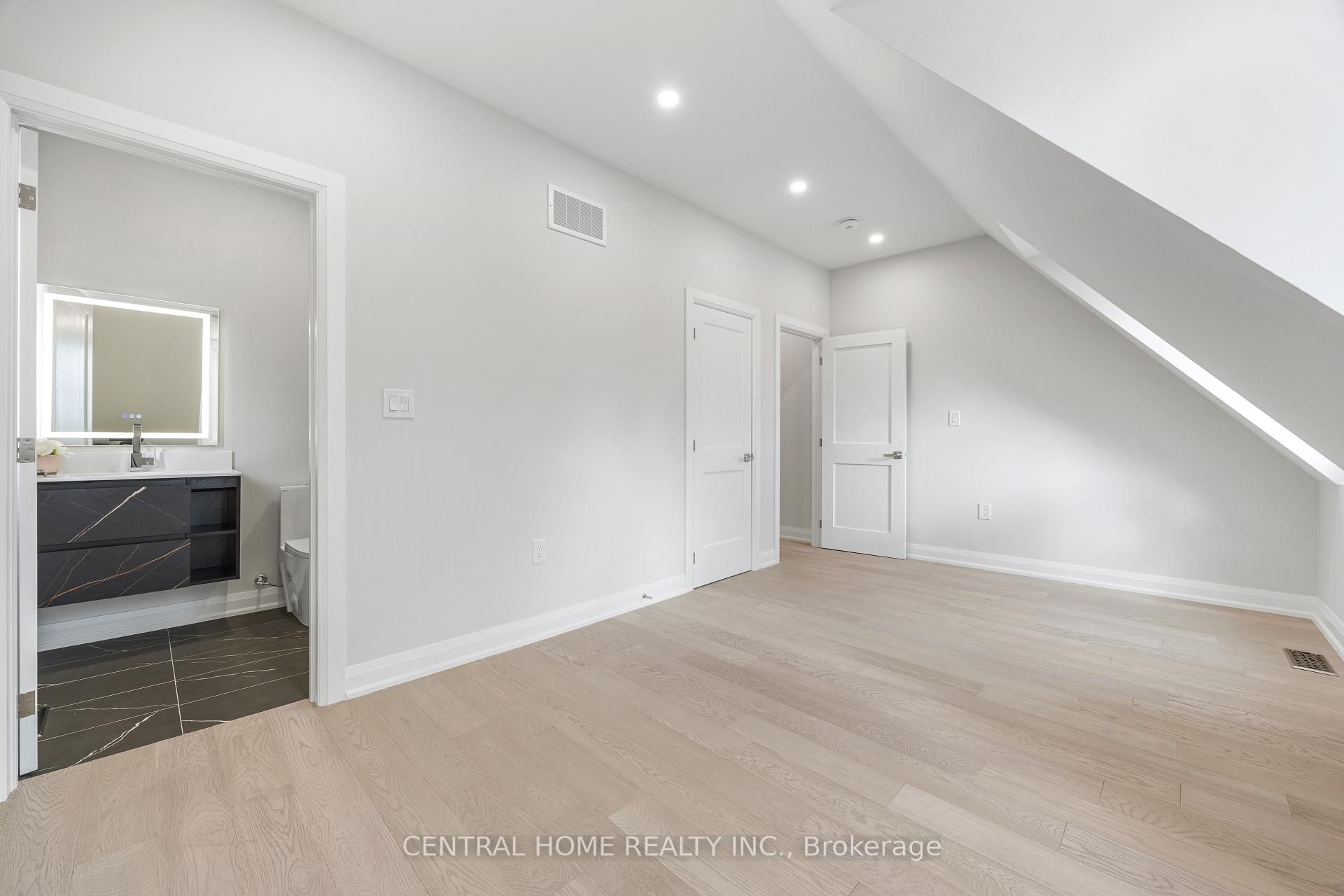 Photo of 2946 Elgin Mills Road, Markham, ON L6C 1K9