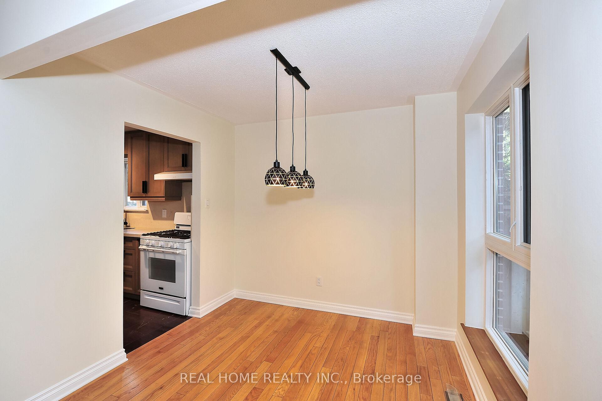 2 Bedrooms Condo at 10 Farina Mill,  Toronto For sale